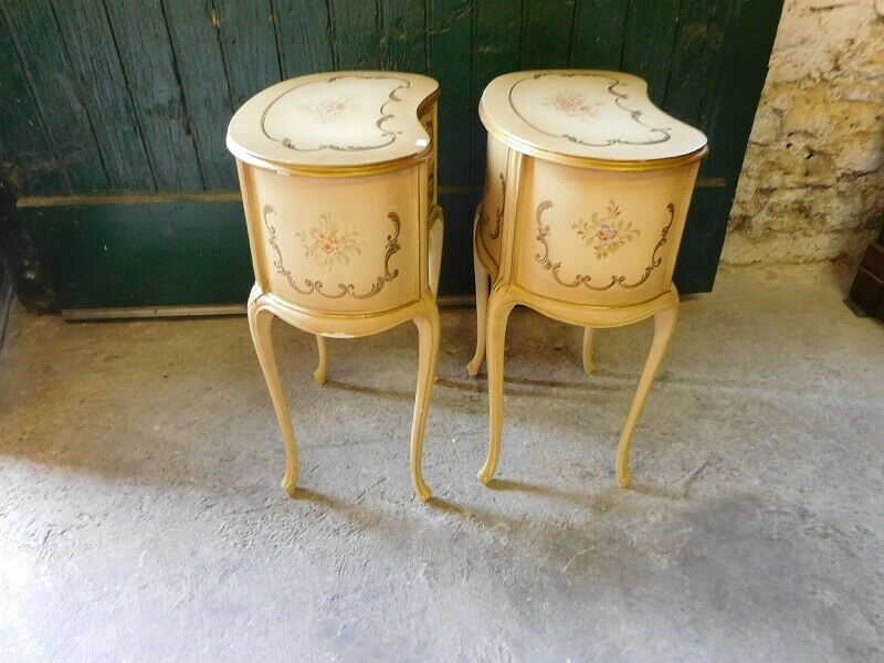 Pair of bedsides modele kidney