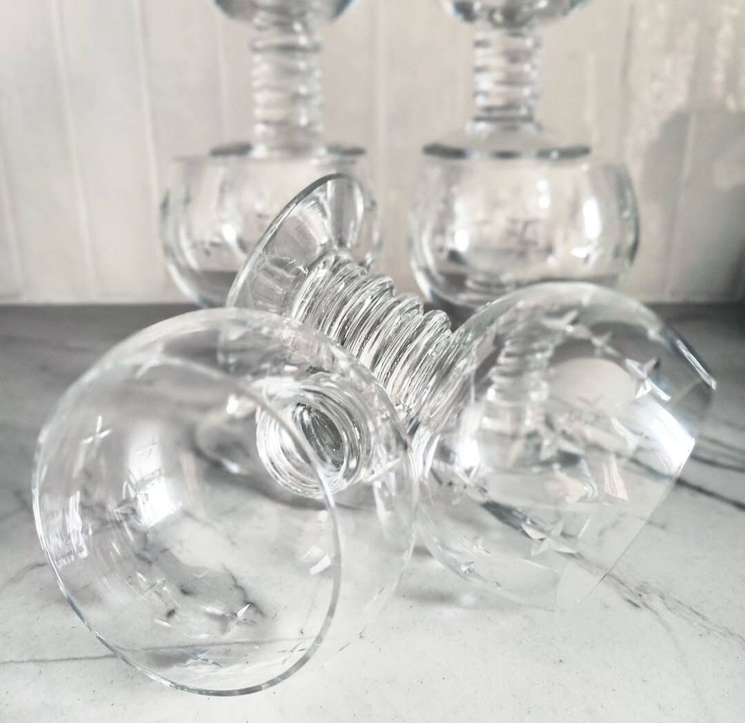 Set of 8 wine glasses