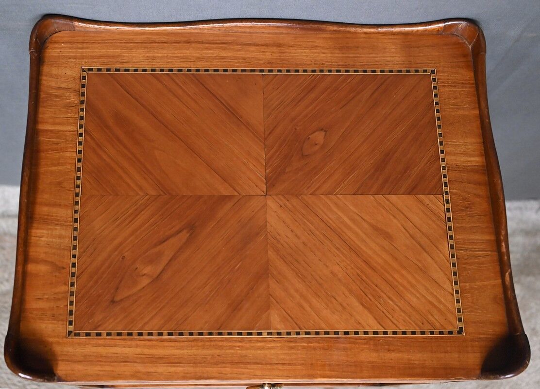 Living room table in marquetry, transitional style between Louis XV and Louis XVI – Mid 20th century