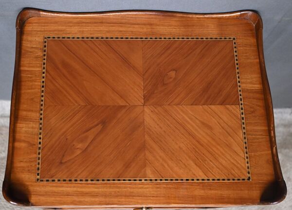 Table de chevet en marqueterie, style transition Louis XV Louis XVI – Milieu XXe