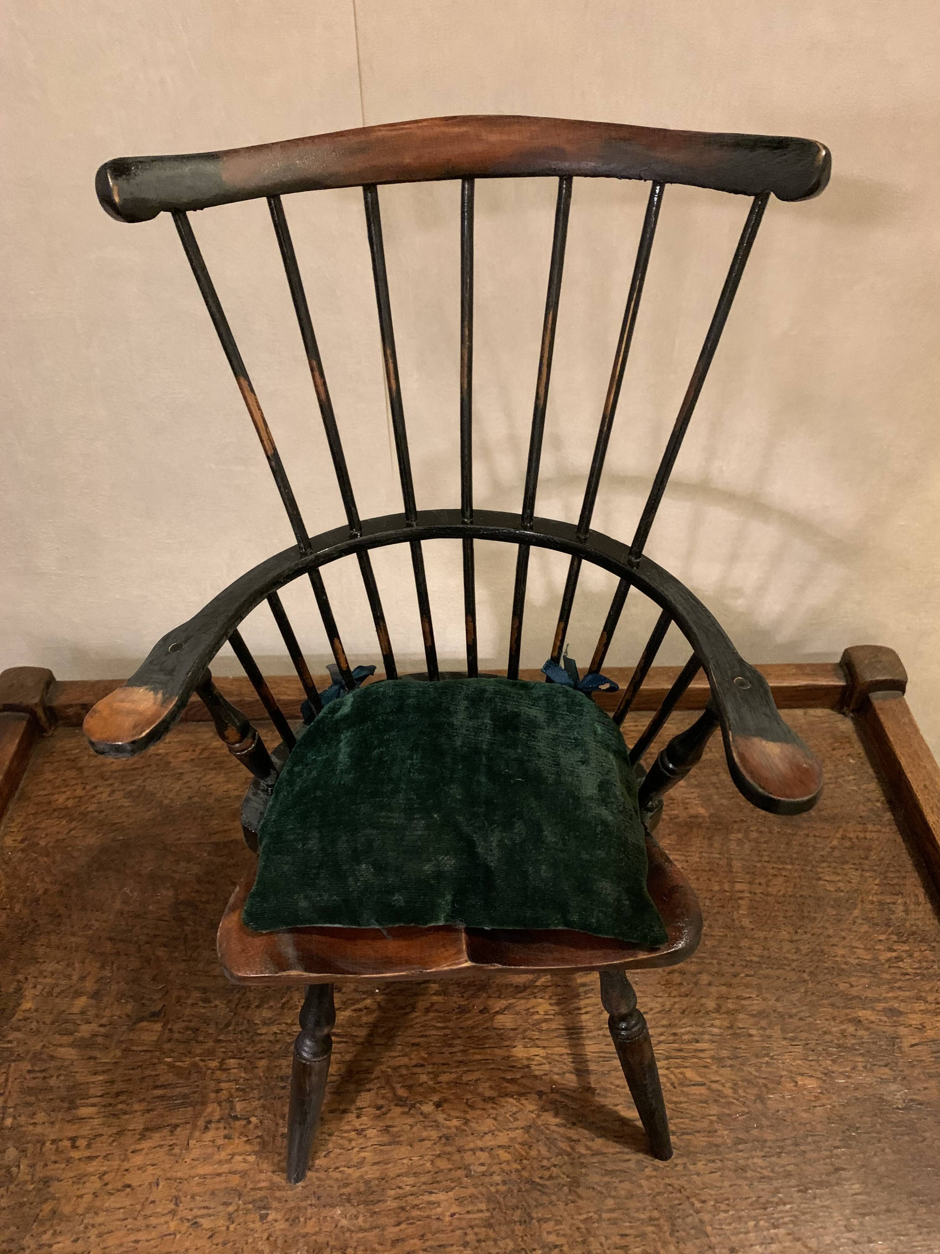 Chaises de poupées anciennes