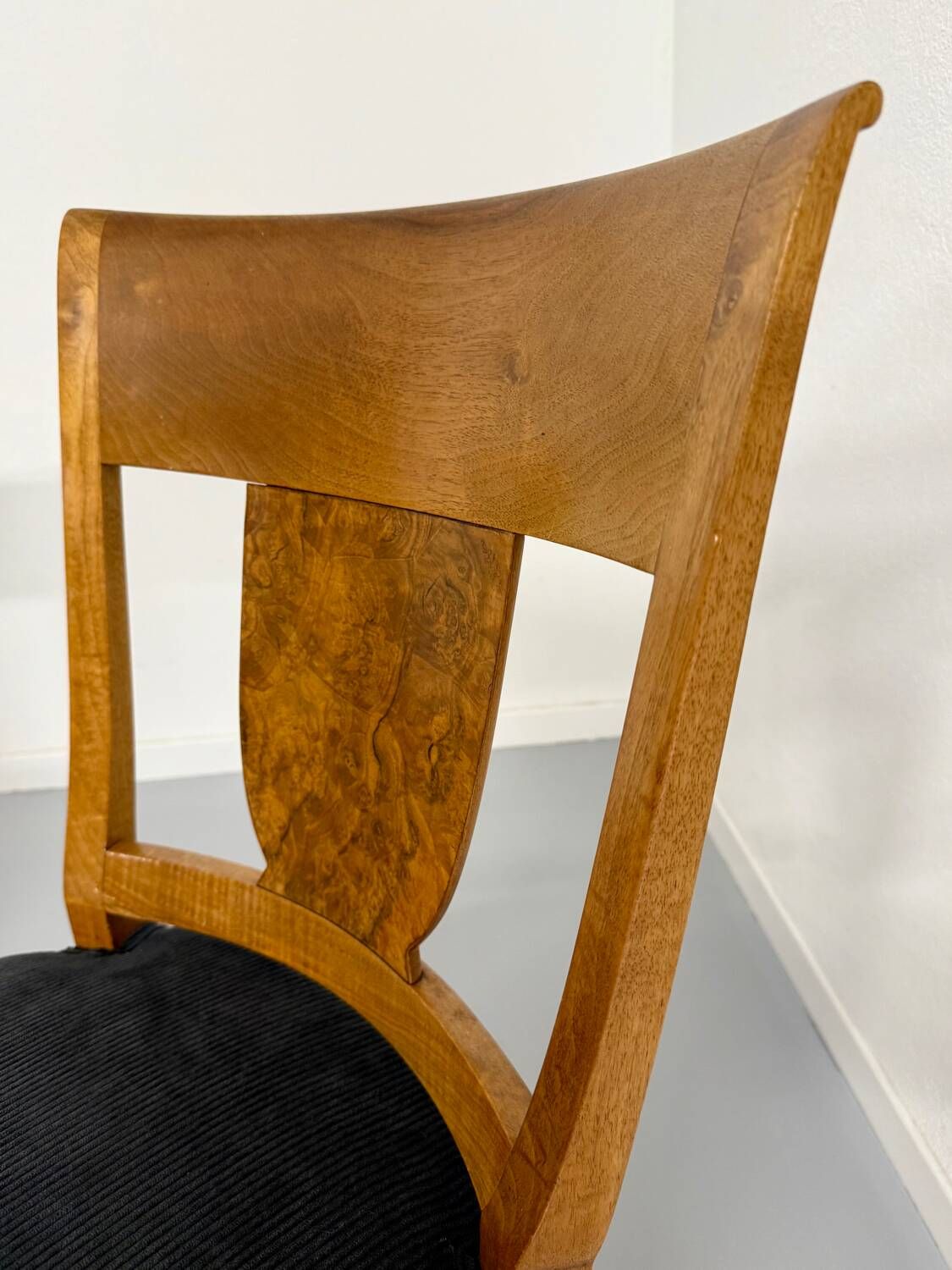 Set of 8 19th century Biedermeier art deco chairs in walnut with new upholstery
