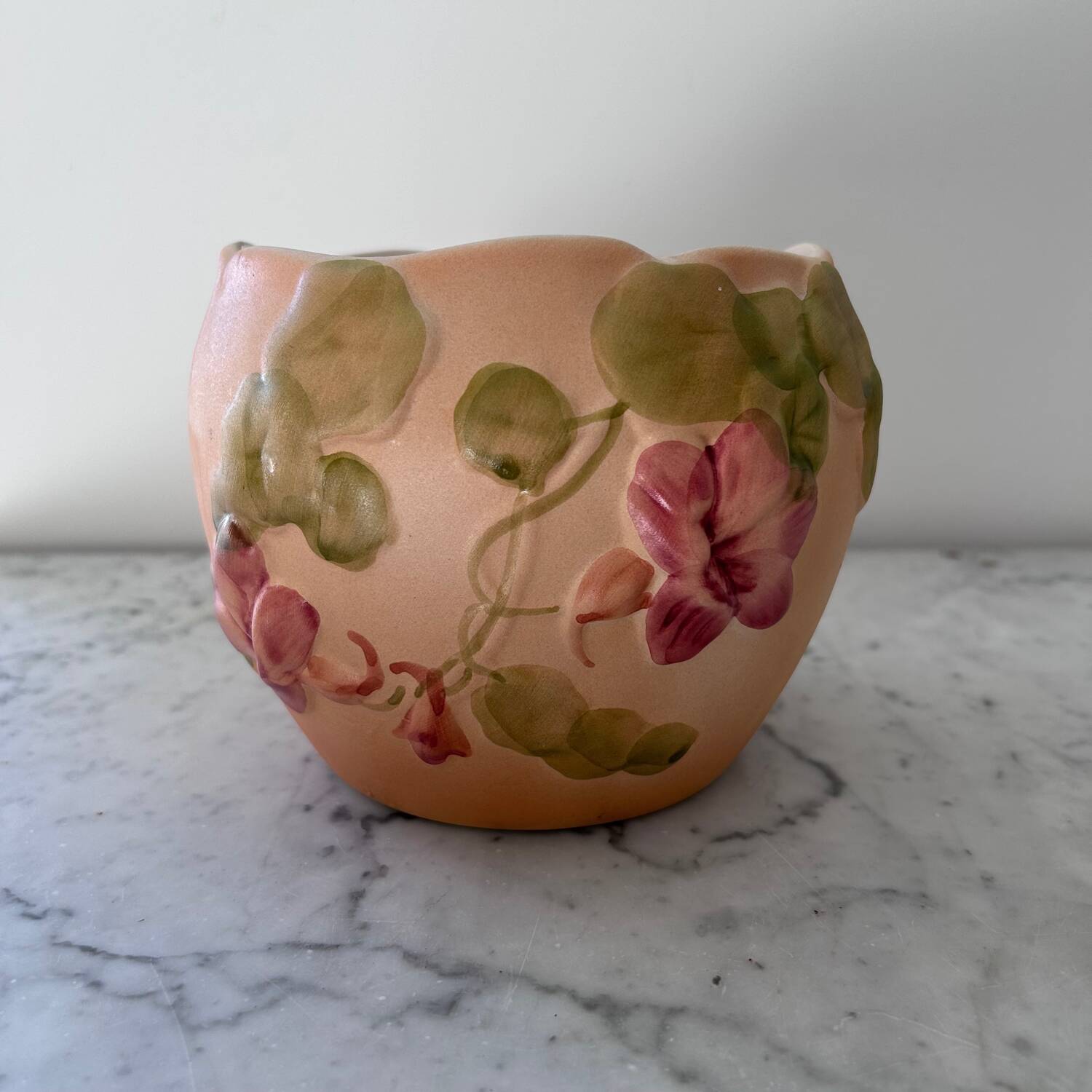 Cache pot en barbotine décor capucines 