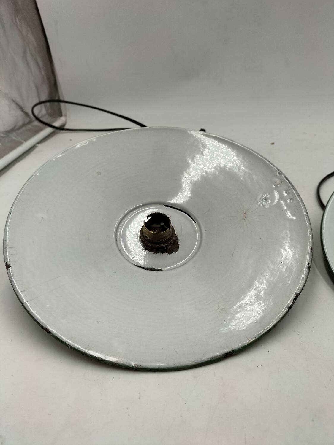 2 enamelled sheet metal suspensions