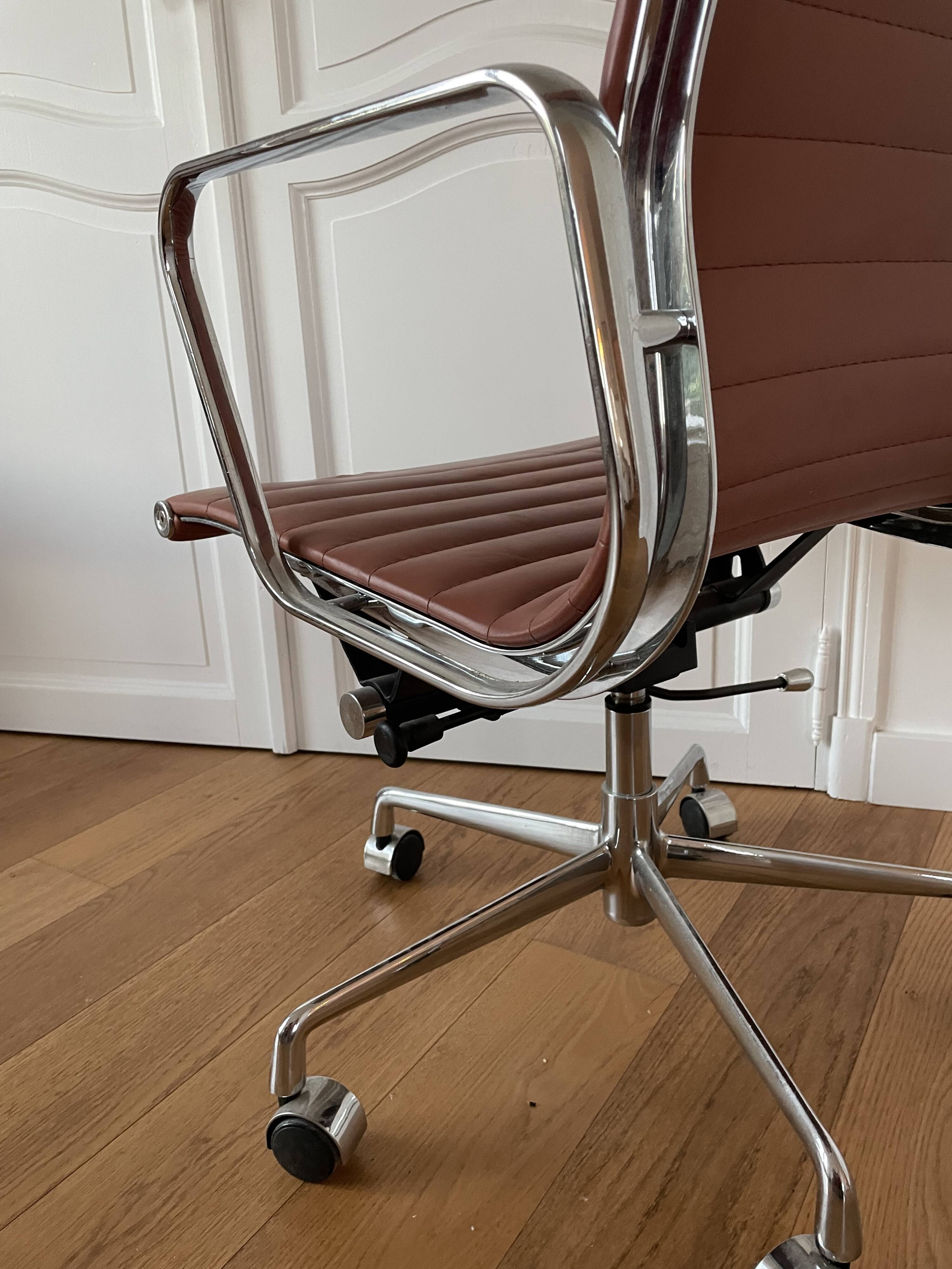 Eames style office chair with wheels