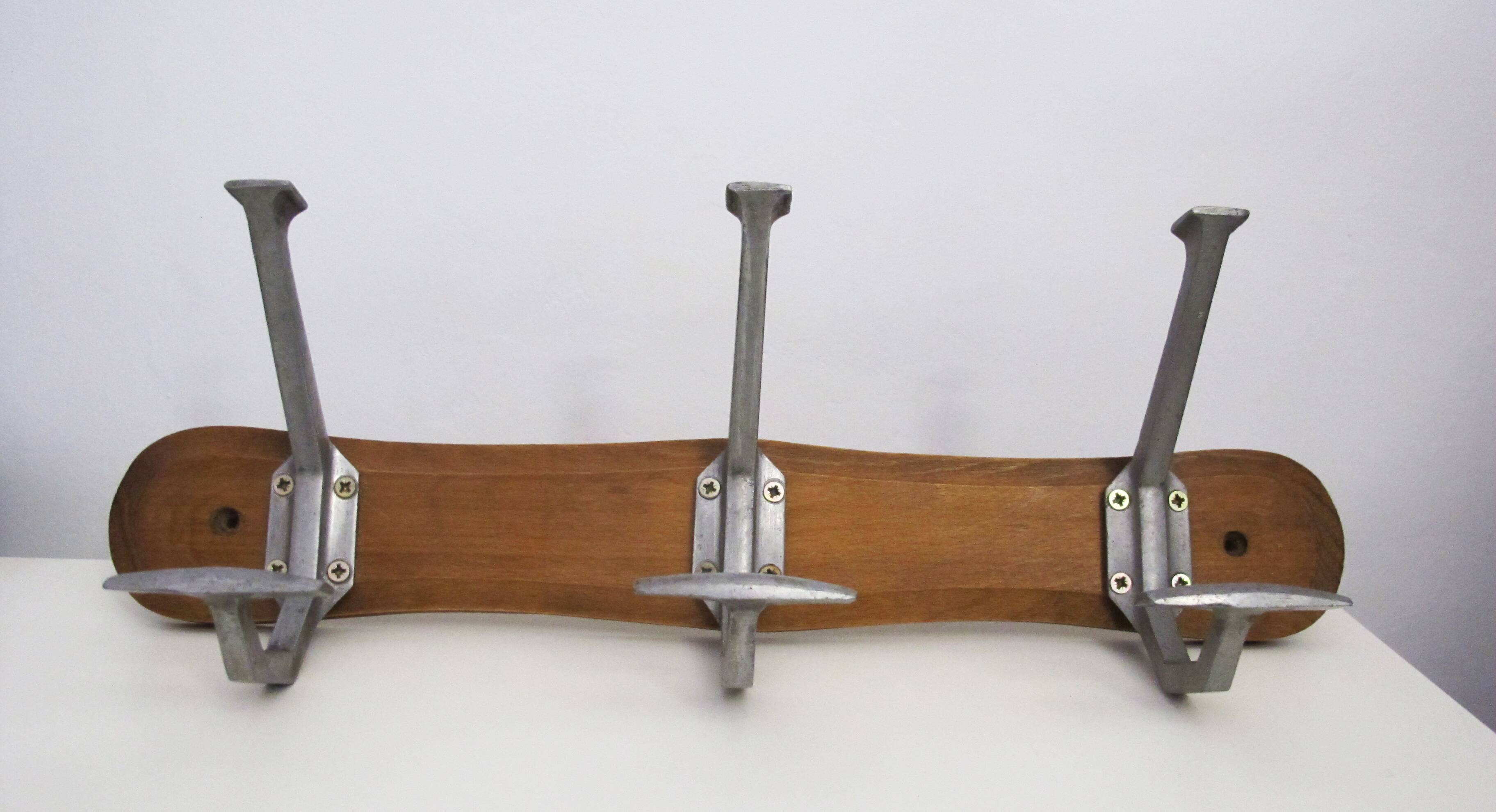 Wall-mounted coat rack in wood and metal with 3 hooks