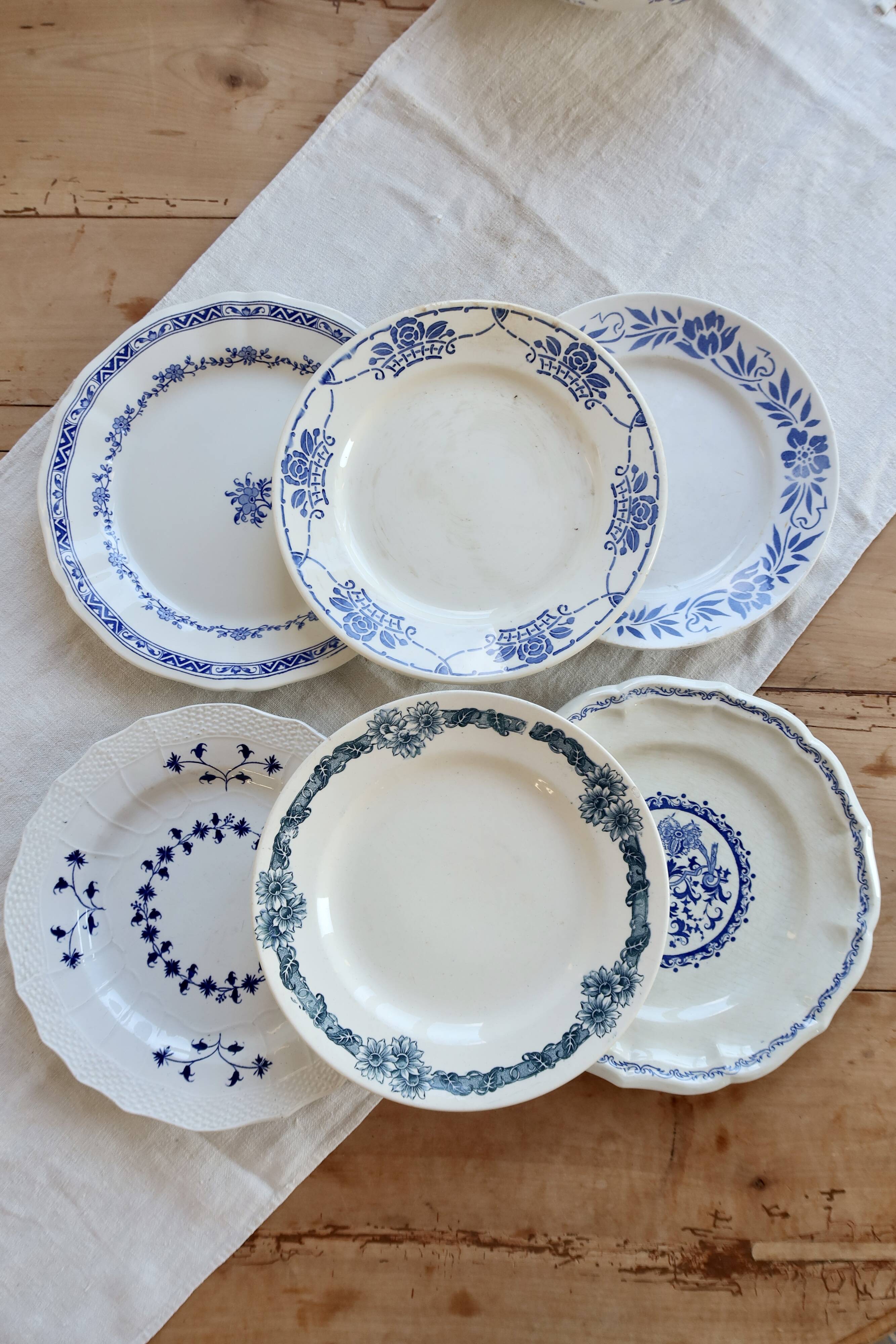 6 assiettes plates vintage dépareillées en terre de fer bleue et blanche