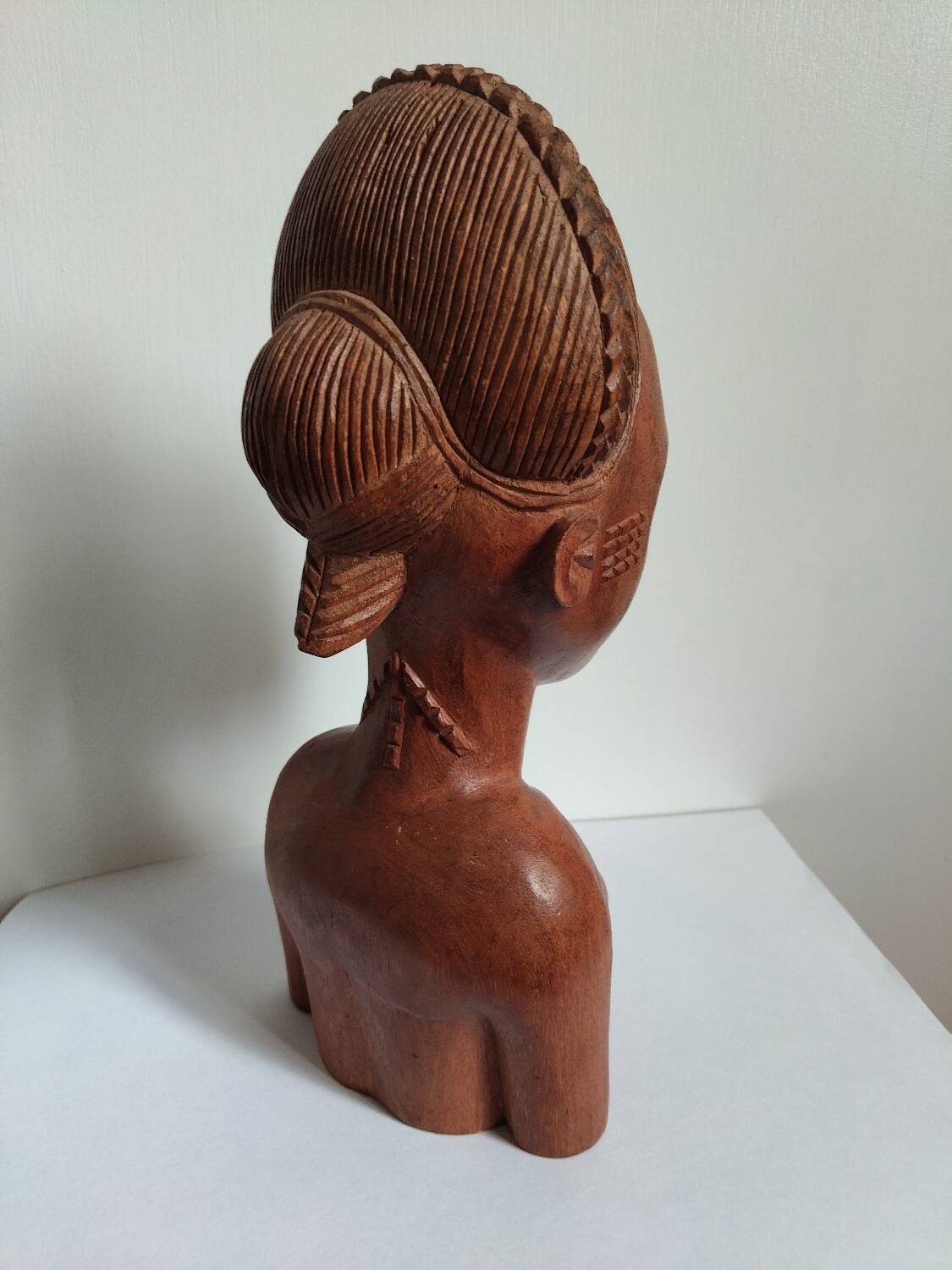 Buste féminin africain en bois – XXᵉ siècle