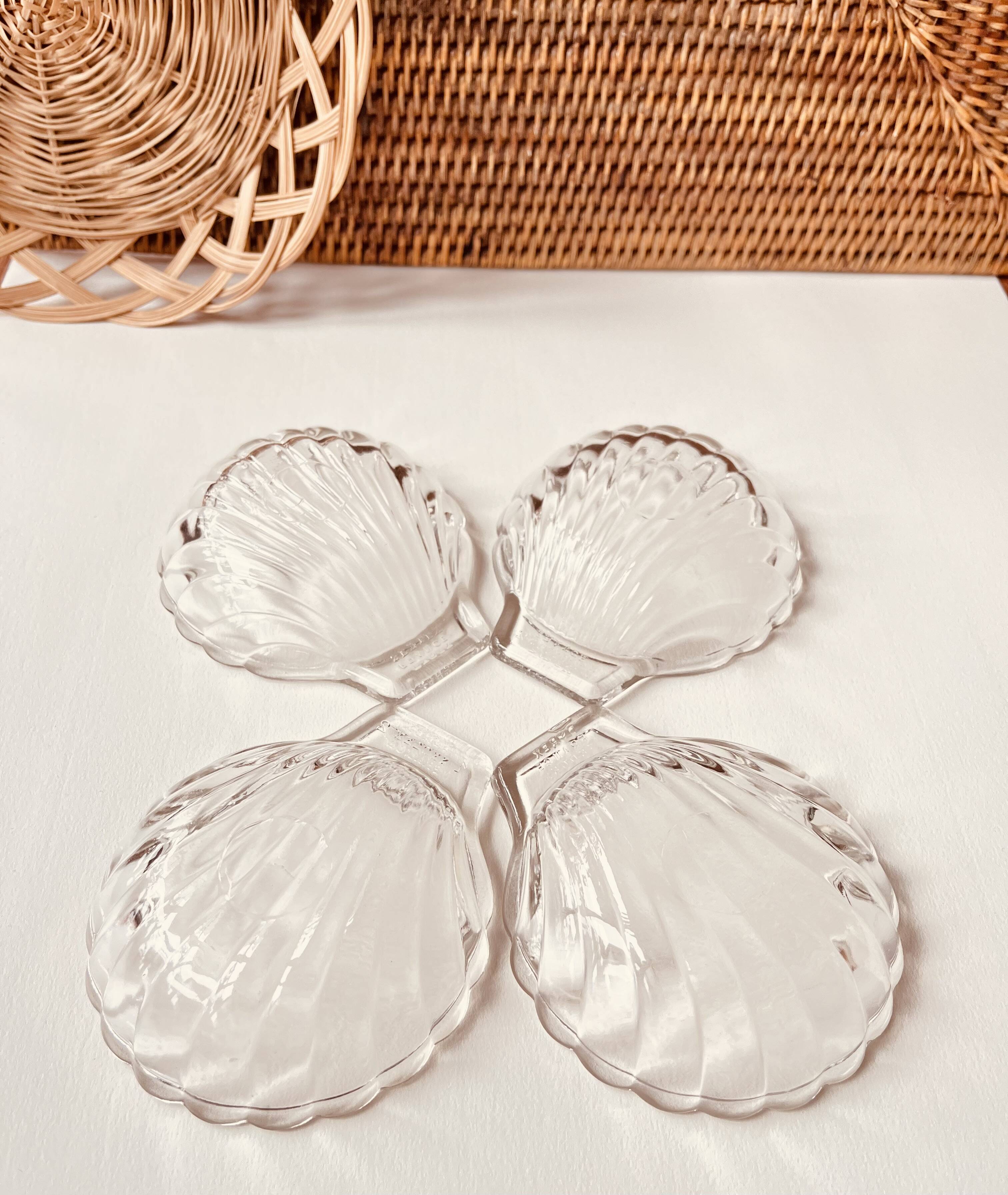 4 shell-shaped cups