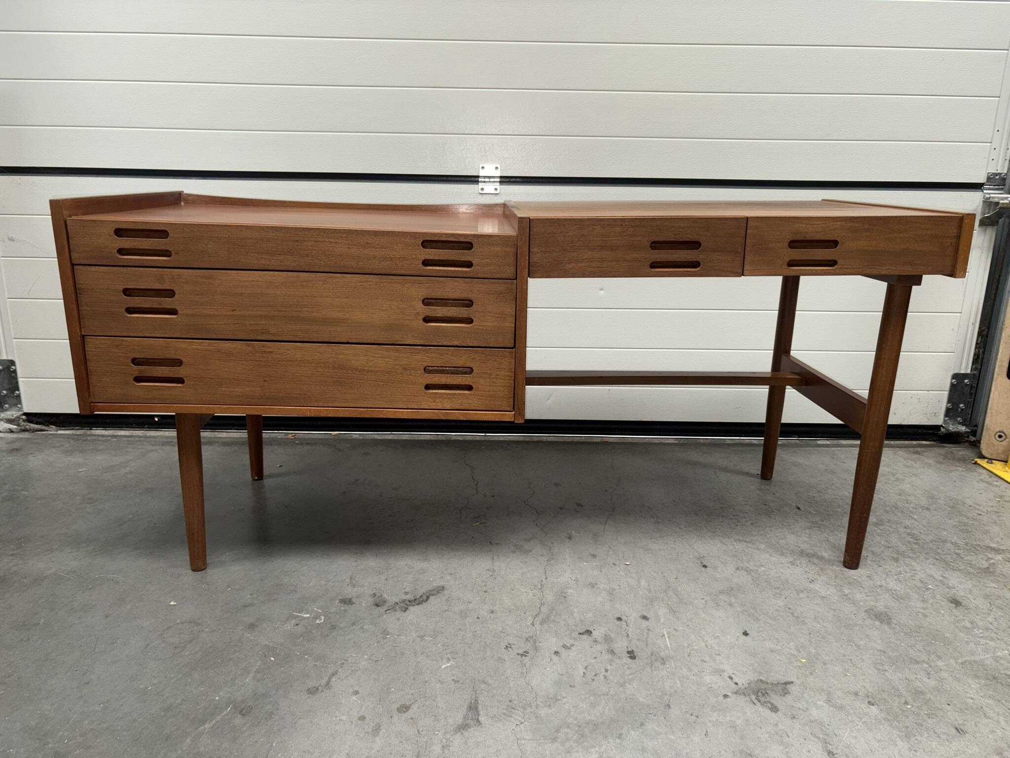 Bureau Scandinave midcentury à caisson et finition acajou