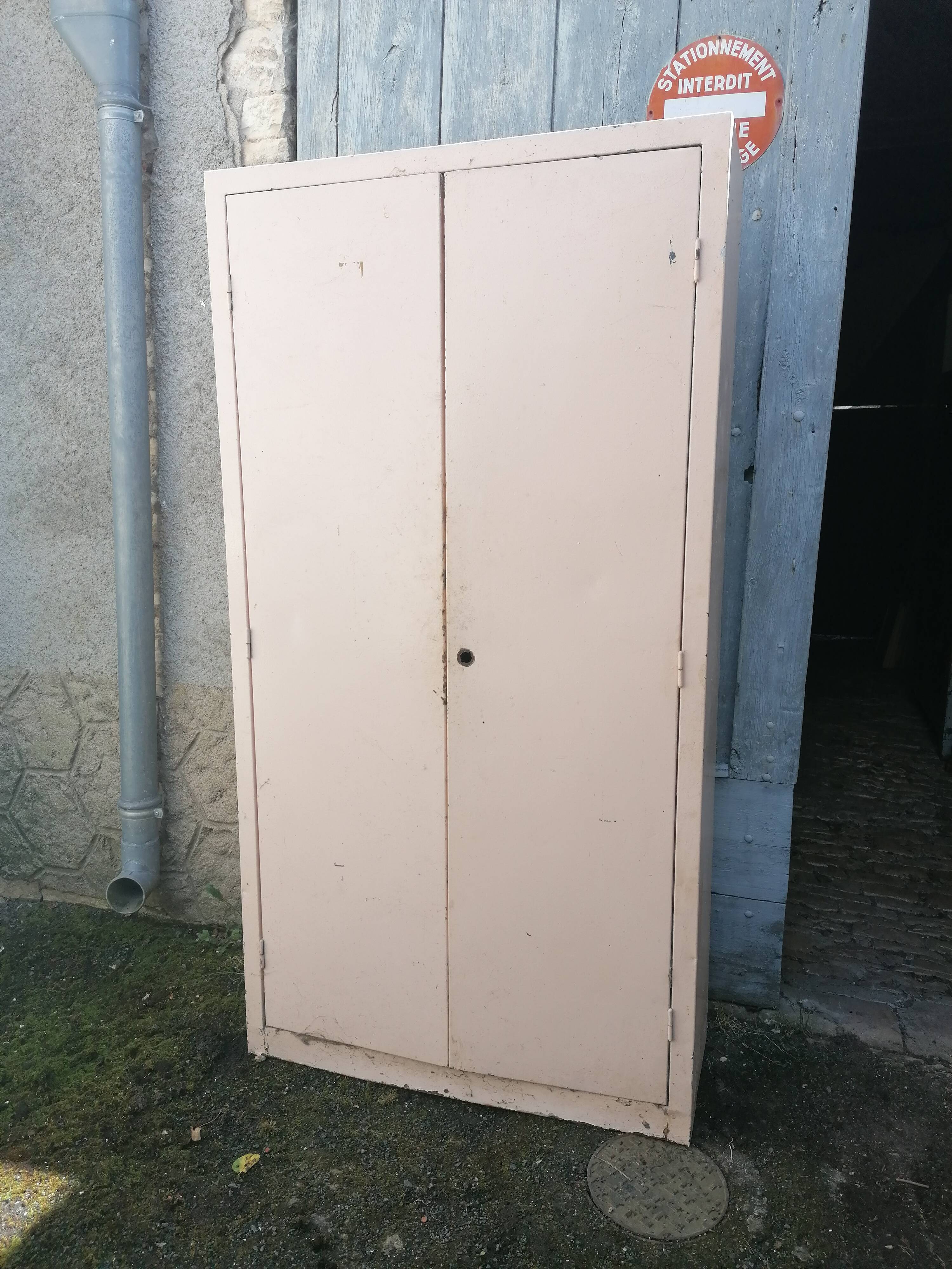 Metal cabinet