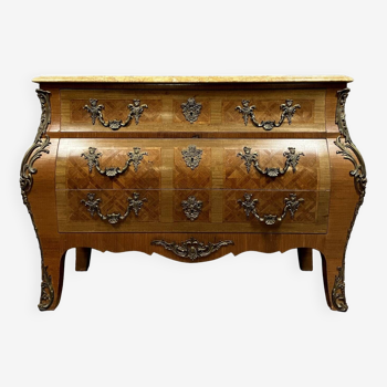 Commode Tombeau galbée de style Louis XV en marqueterie de bois précieux circa 1880-1900