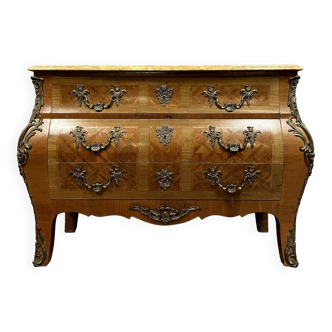 Commode Tombeau galbée de style Louis XV en marqueterie de bois précieux circa 1880-1900