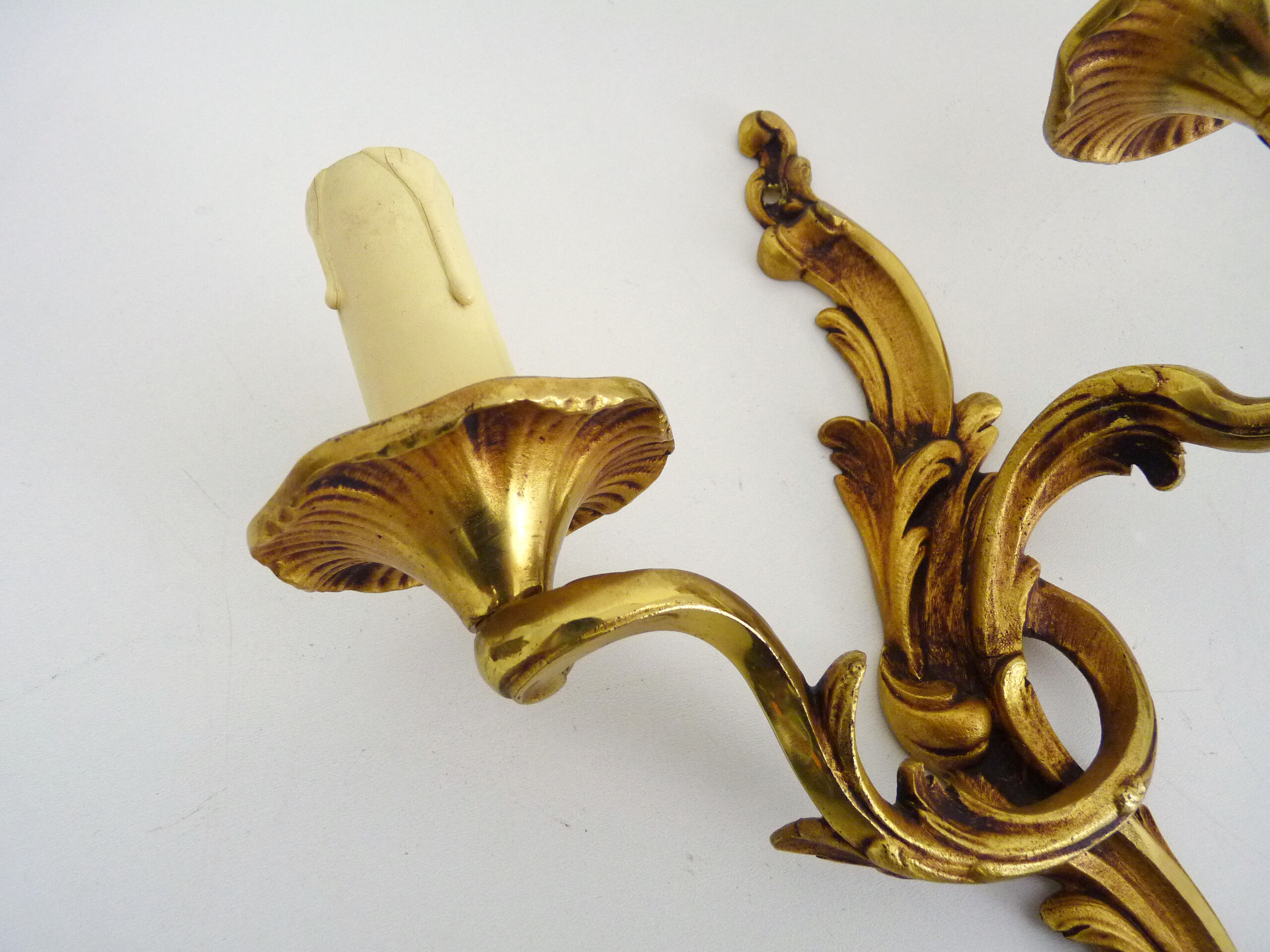 Paire d'appliques murales vintage à double feux en bronze ou laiton, feuille d'acanthes. Année 60