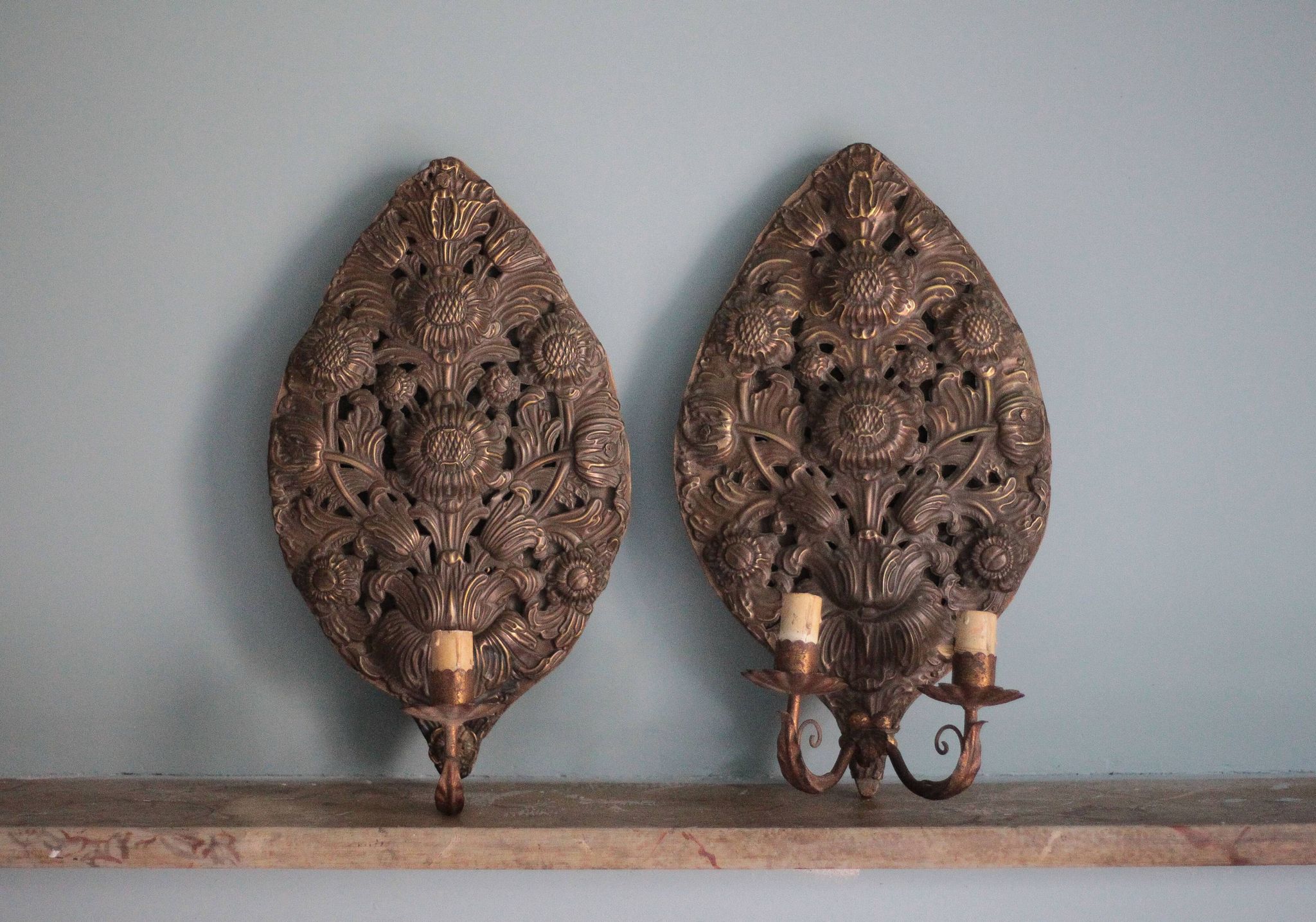 Paire d'appliques laiton repoussé motifs florales, lampe murale, applique