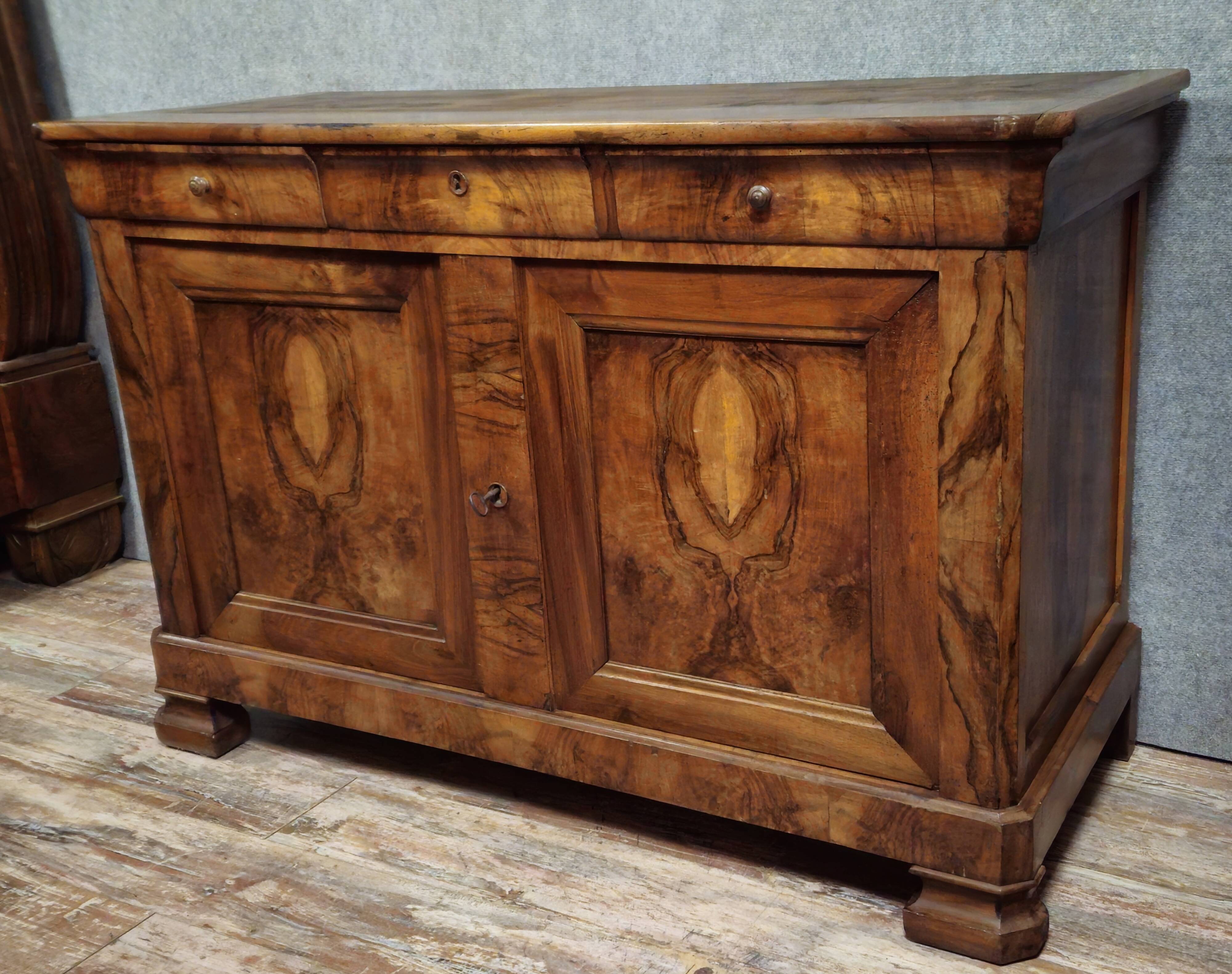 Buffet ancien époque Louis Philippe en noyer, XIXᵉ siècle