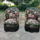 Deux fauteuils crapaud, motifs floraux