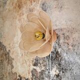 Applique murale fleur composée de pétales en rotin et tissu doré