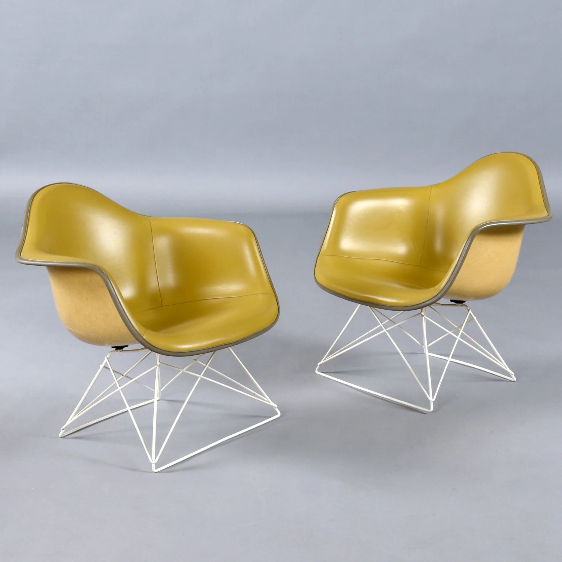 Paire de chaises coque LAR Eames pour Herman Miller avec des coussins en Naugahyde jaune.