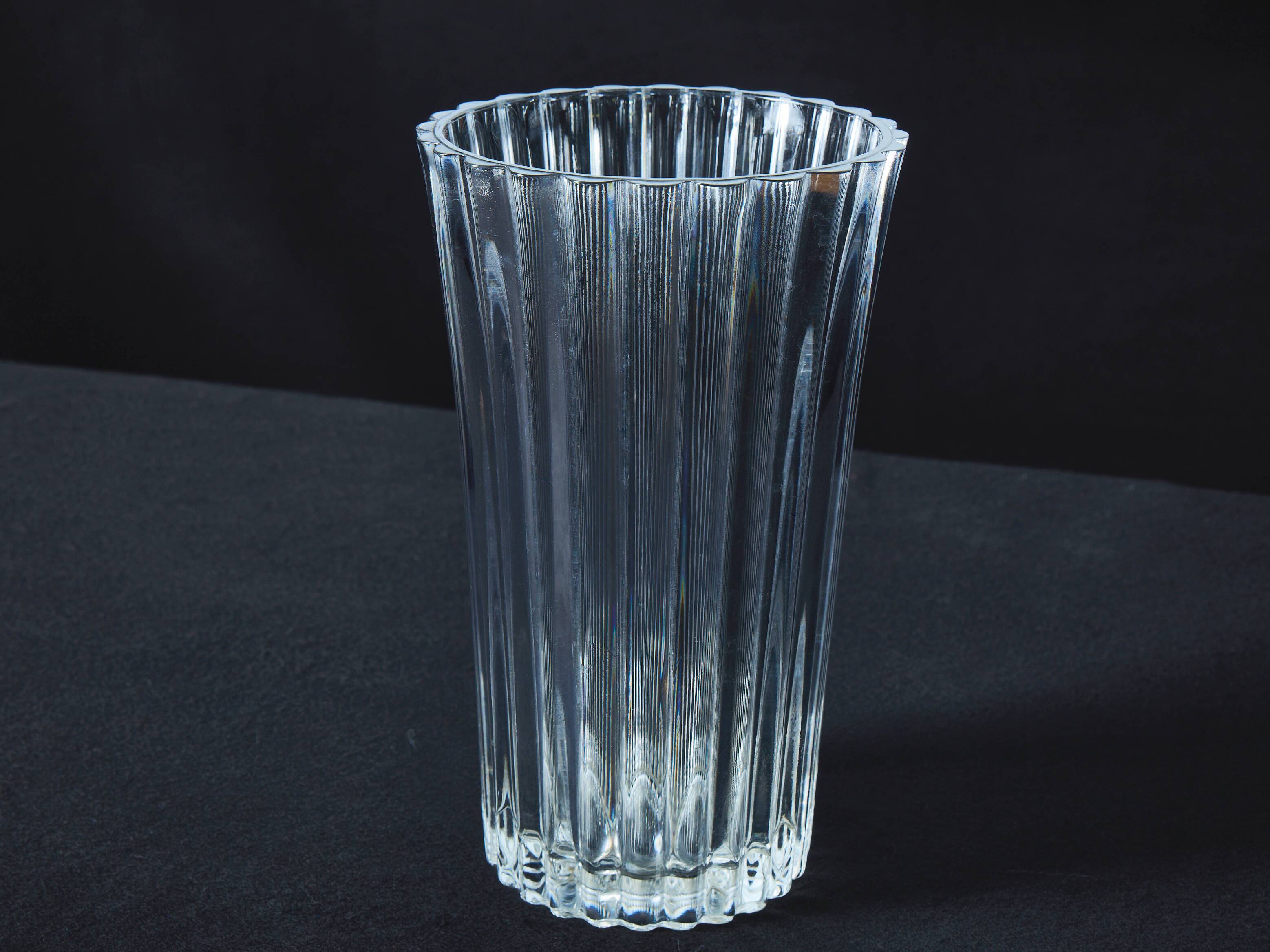Large glass vase with vertical fluting – 24 cm