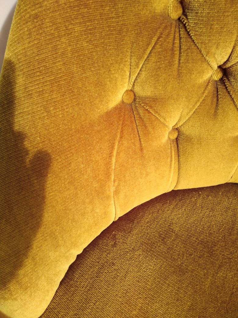 Fauteuil crapaud en velours doré