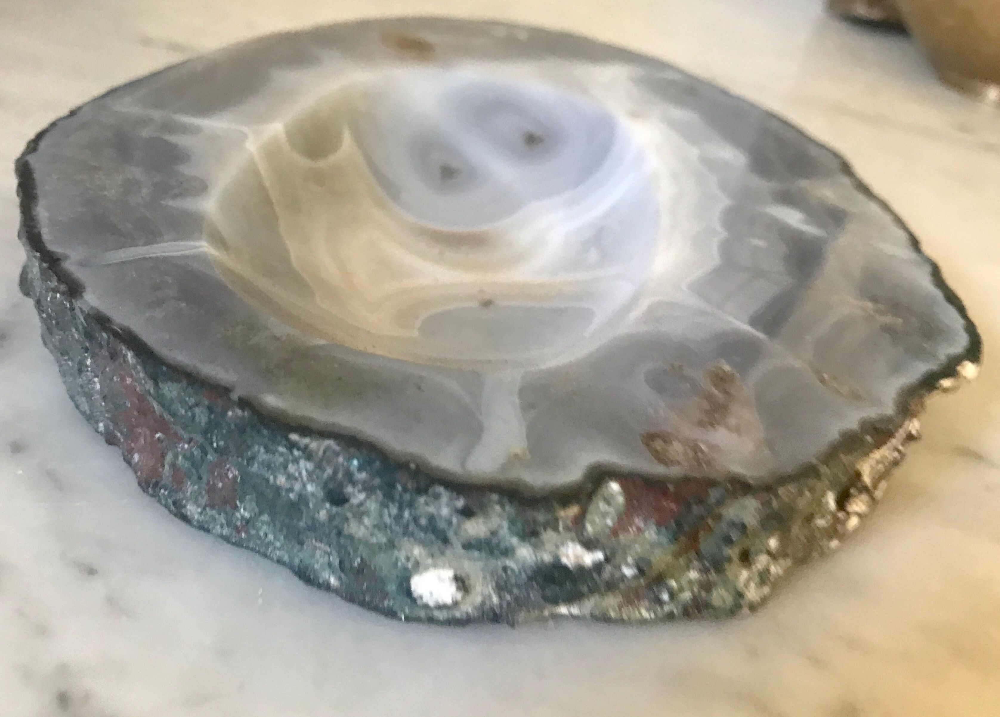 Empty pockets in agate