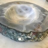 Empty pockets in agate