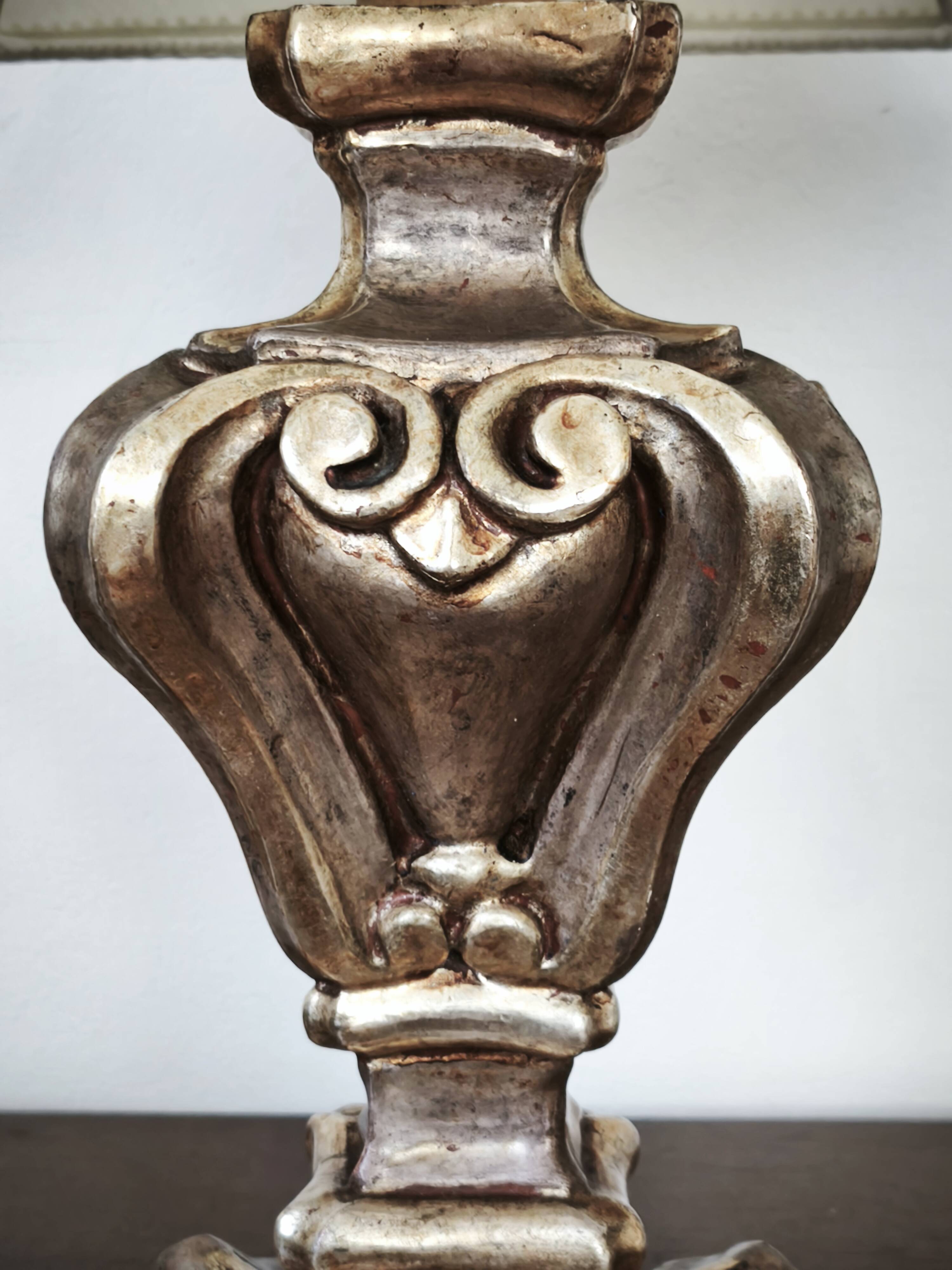 Florentine lamp in carved wood, gold leaf, silk shade.