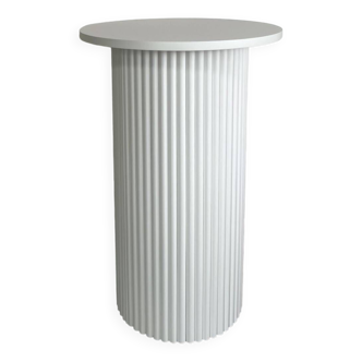 table de chevet ronde et cannelée en blanc