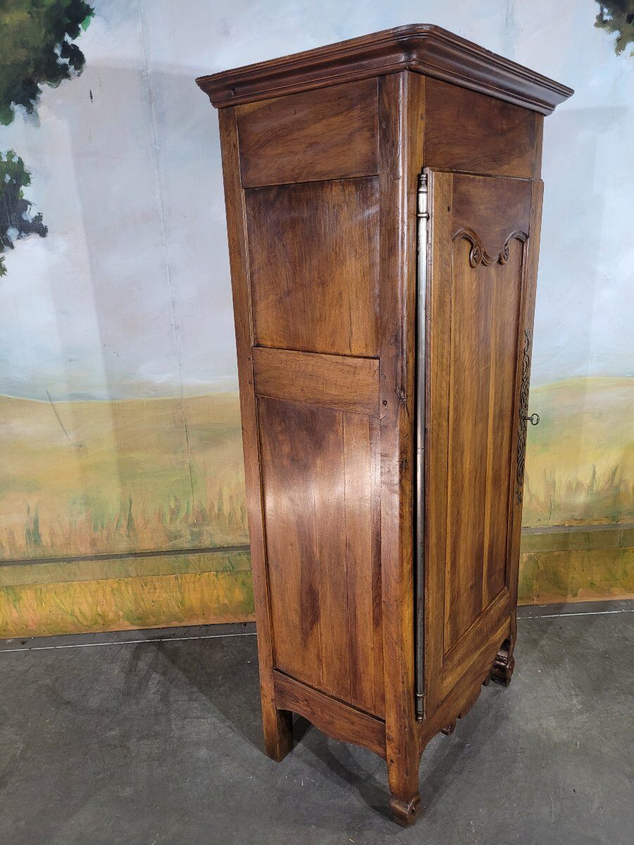 Small walnut bonnetière from the early 19th century.