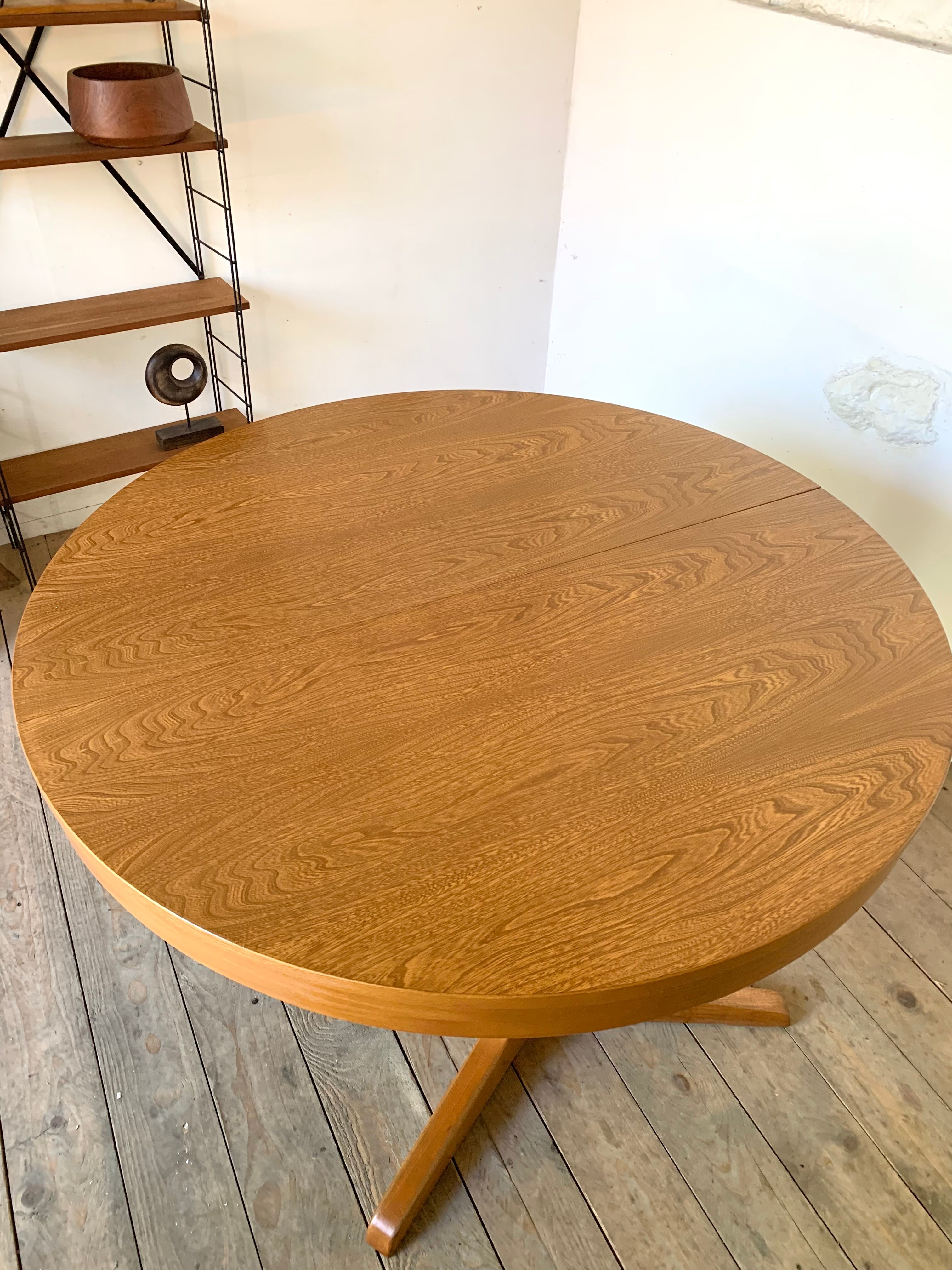 Round Scandinavian table Baumann vintage central foot star