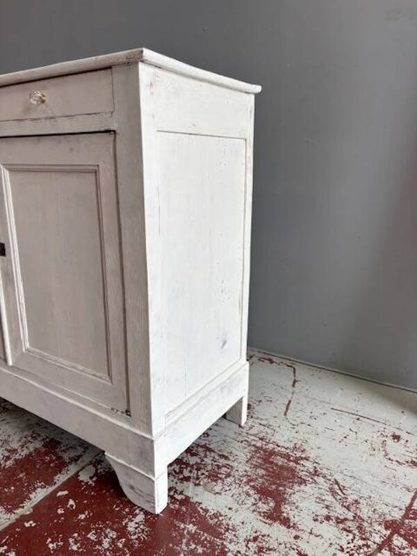 joli buffet parisien et sa patine blanche