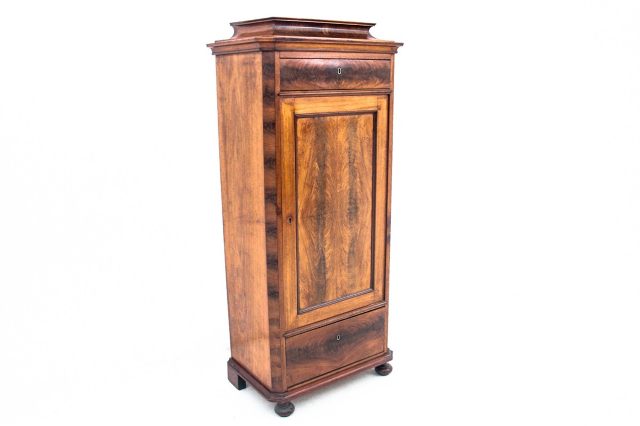 Une commode à piliers, Europe du Nord, vers 1860