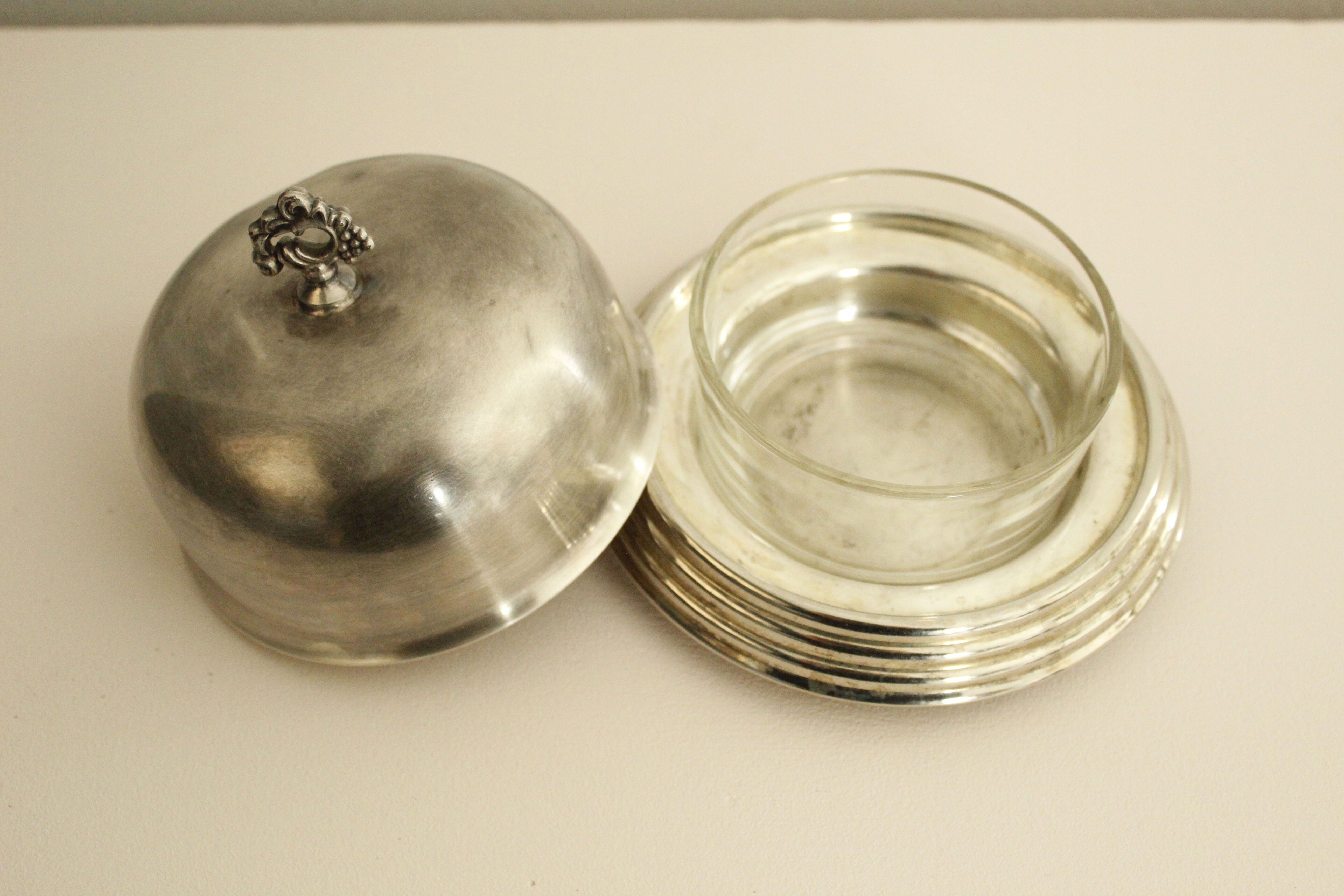 Round butter dish with bell - glass and metal