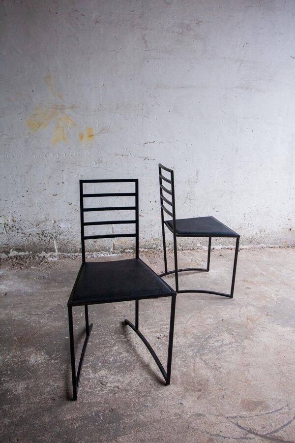 Ensemble de 4 chaises de salle à manger en acier noir avec assises en similicuir noir — Design géométrique minimaliste