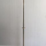 Rare lampadaire de parquet en laiton doré et plexiglass