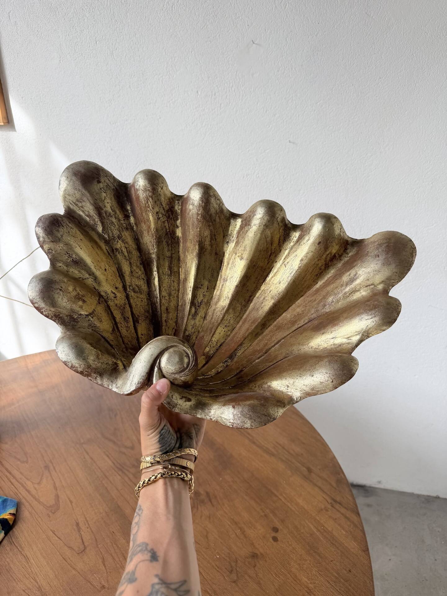 Immense wooden plate 1900 shell with golden patina