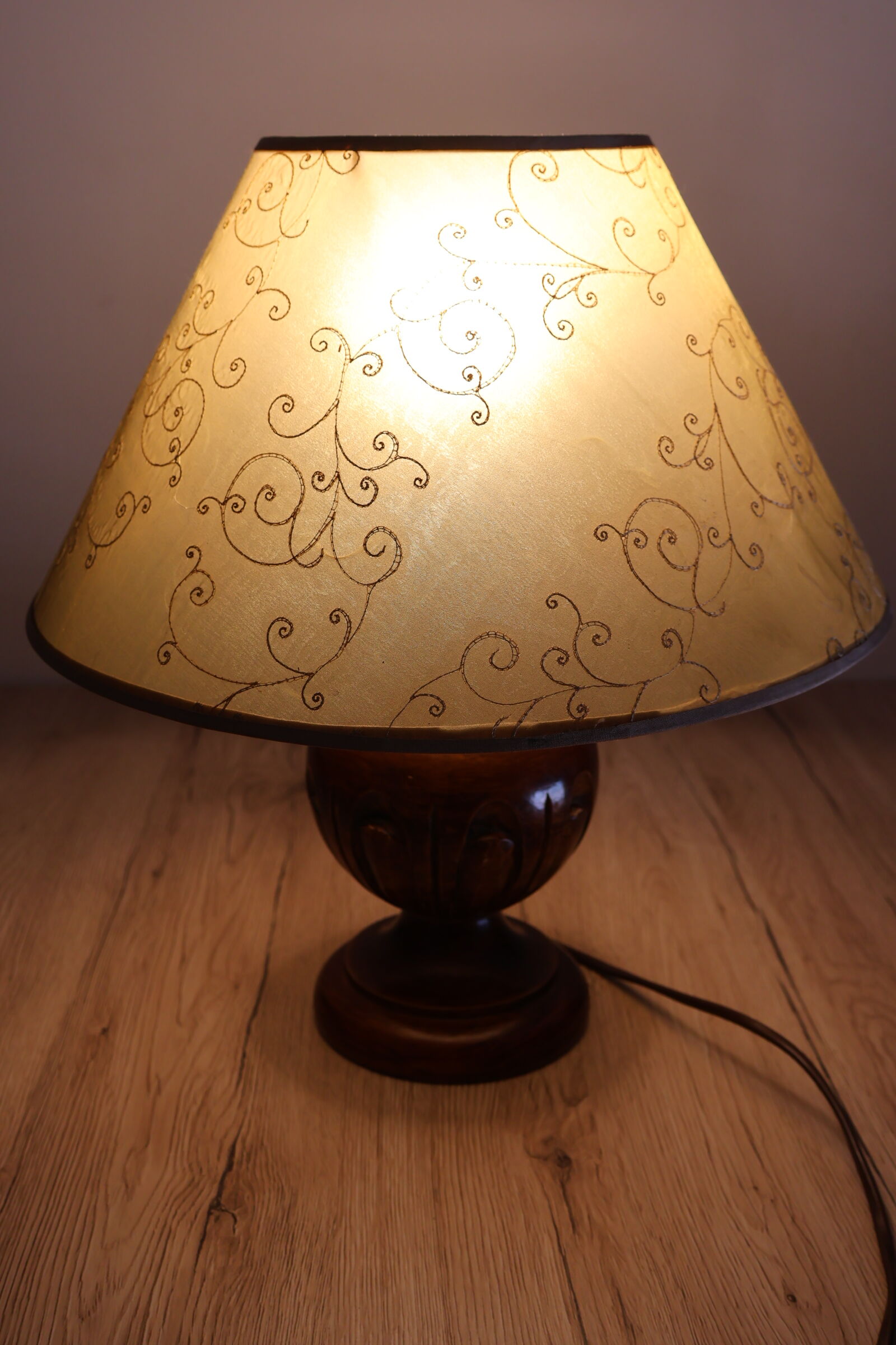 Vintage table lamp in turned wood and fabric lampshade