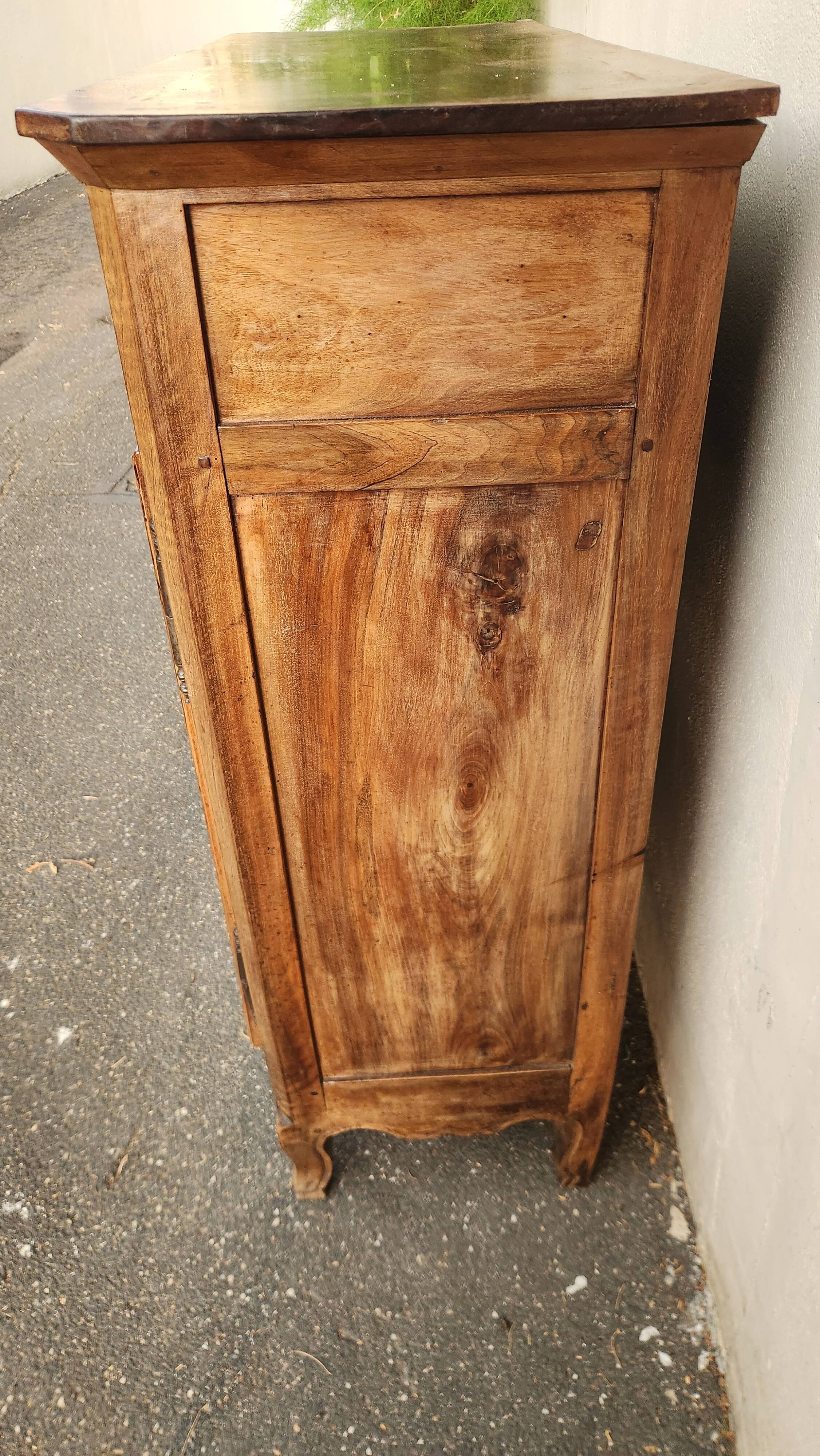 Buffet bas ancien en bois massif XVIII