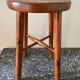 Tabouret en bois verni