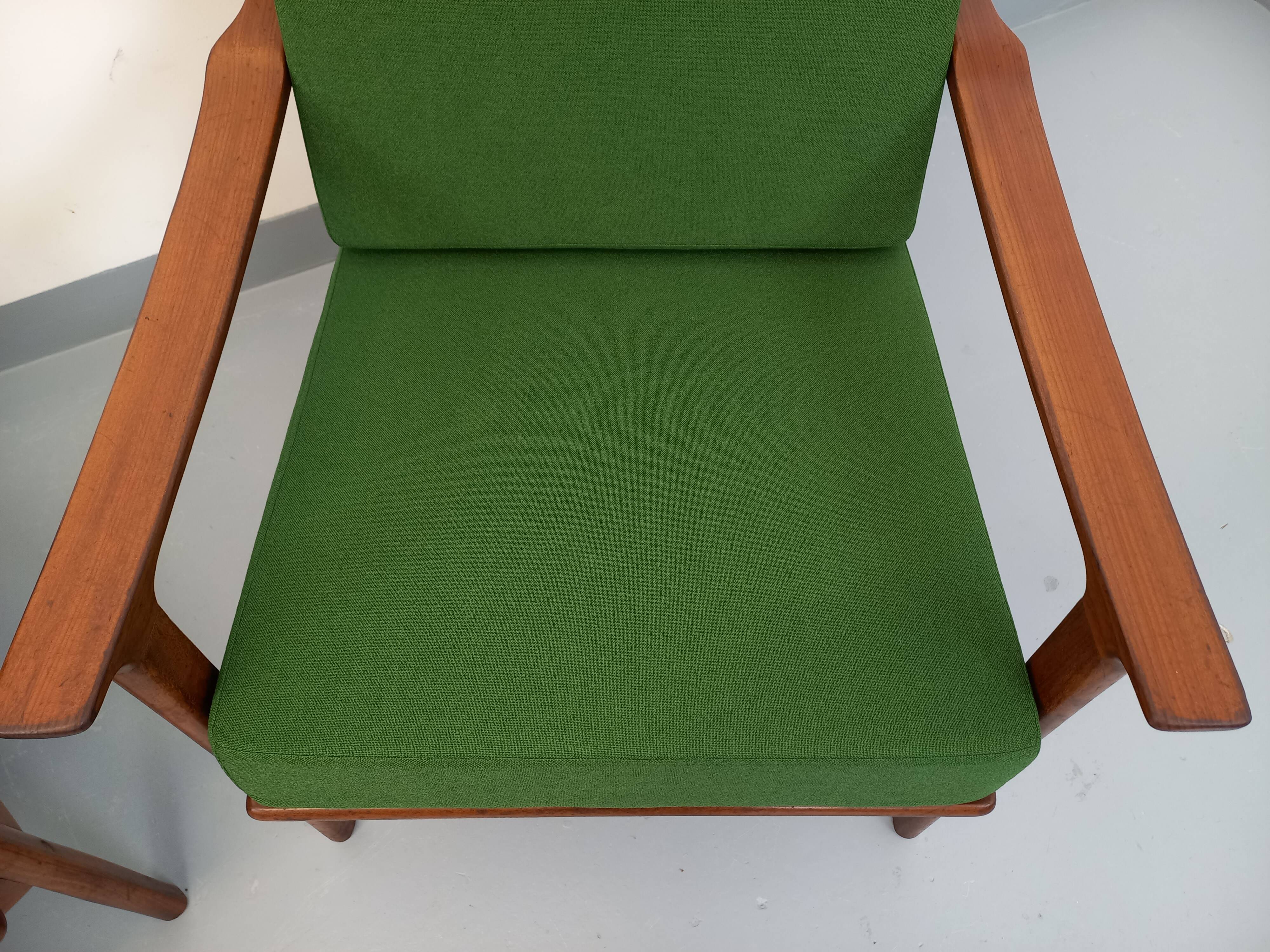 Paire de fauteuils scandinaves vintage en teck et tissu vert des années 60