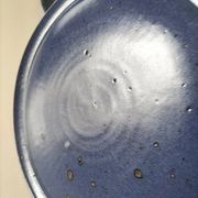 6 assiettes plates en grès artisanal bleu nuit moucheté