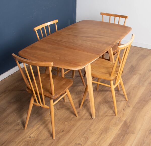 Table à manger rétro blonde Ercol modèle 383 et quatre chaises de cuisine à dossier en bâton