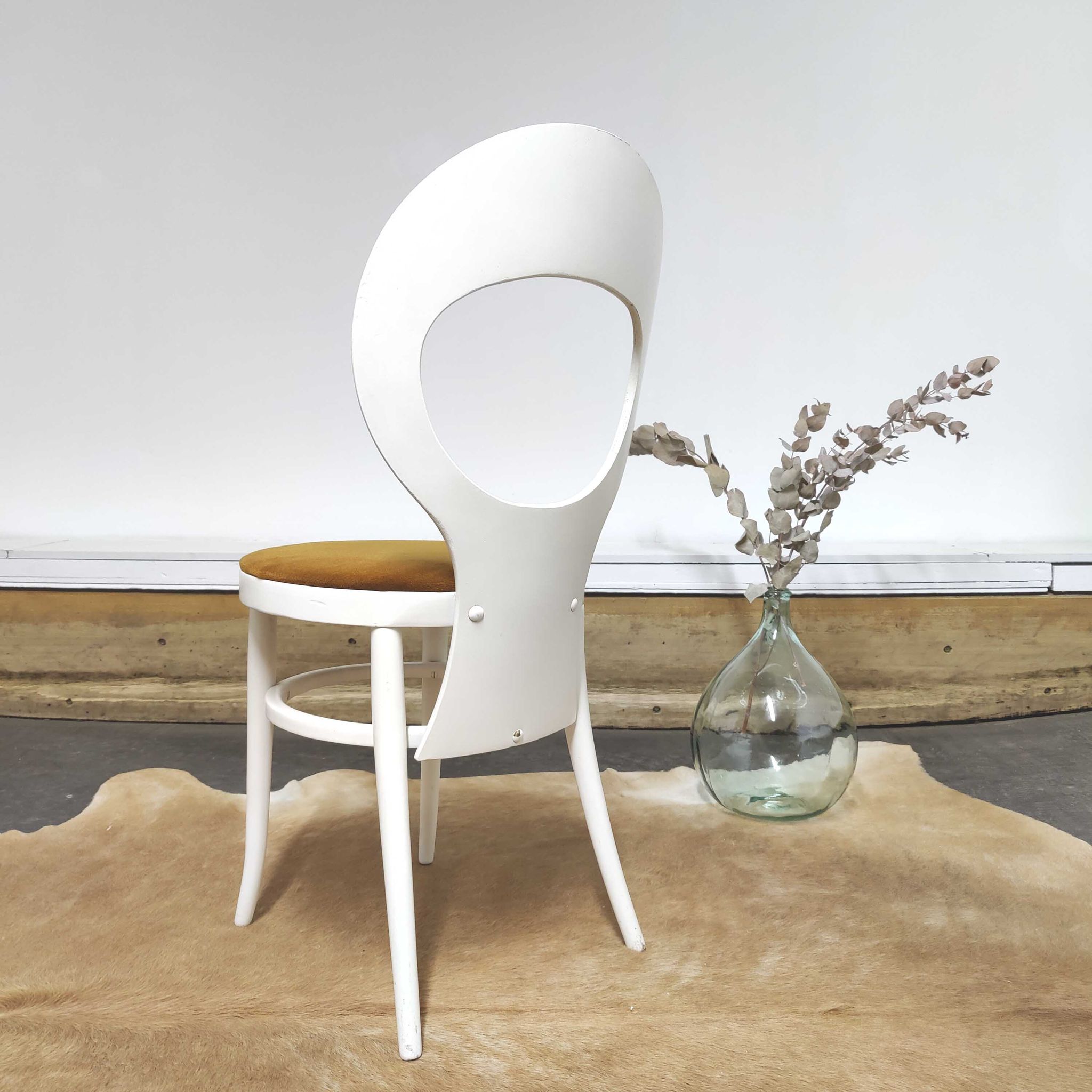 Chaise baumann bistrot mouette en bois blanc et velours jaune