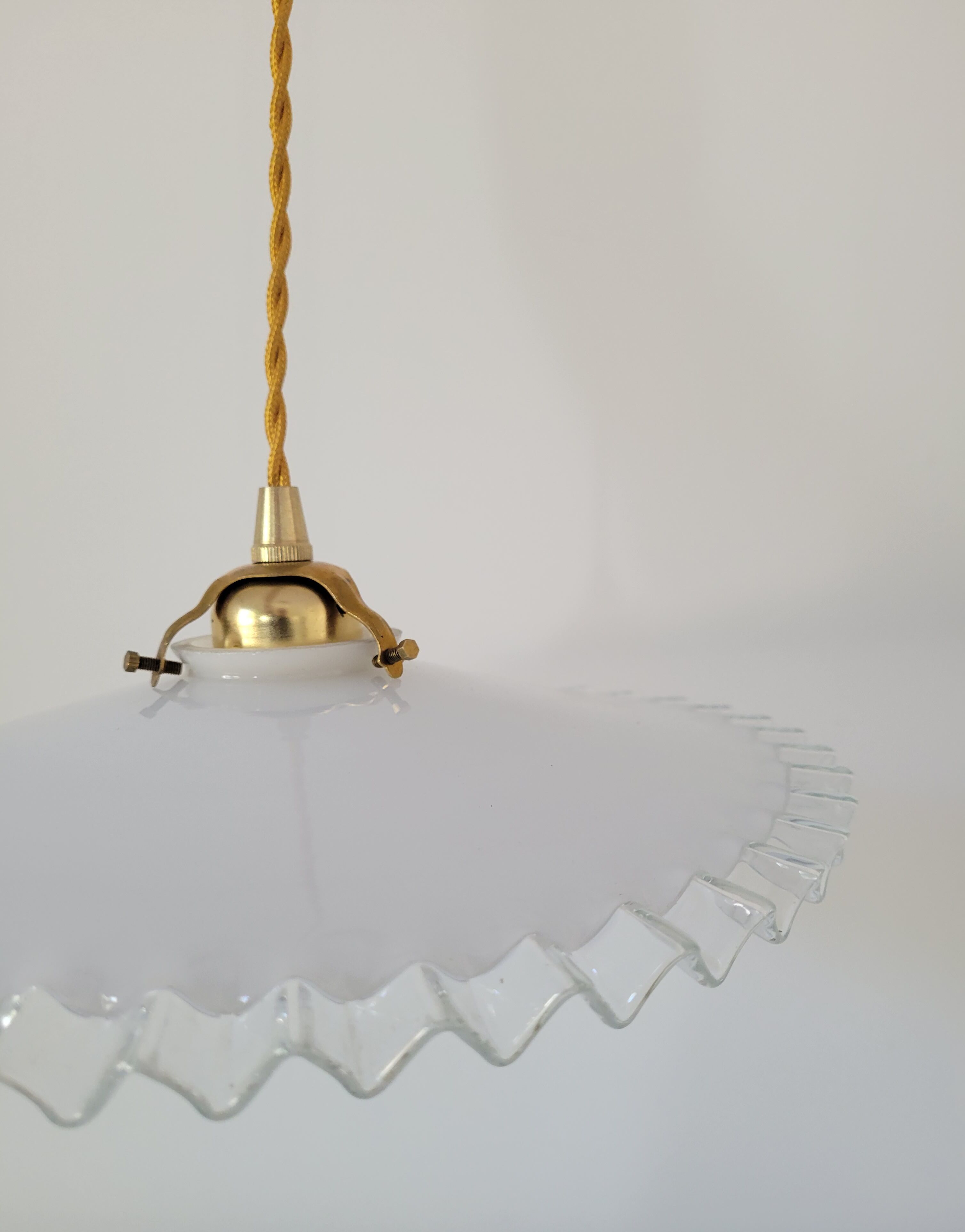 Serrated opaline suspension