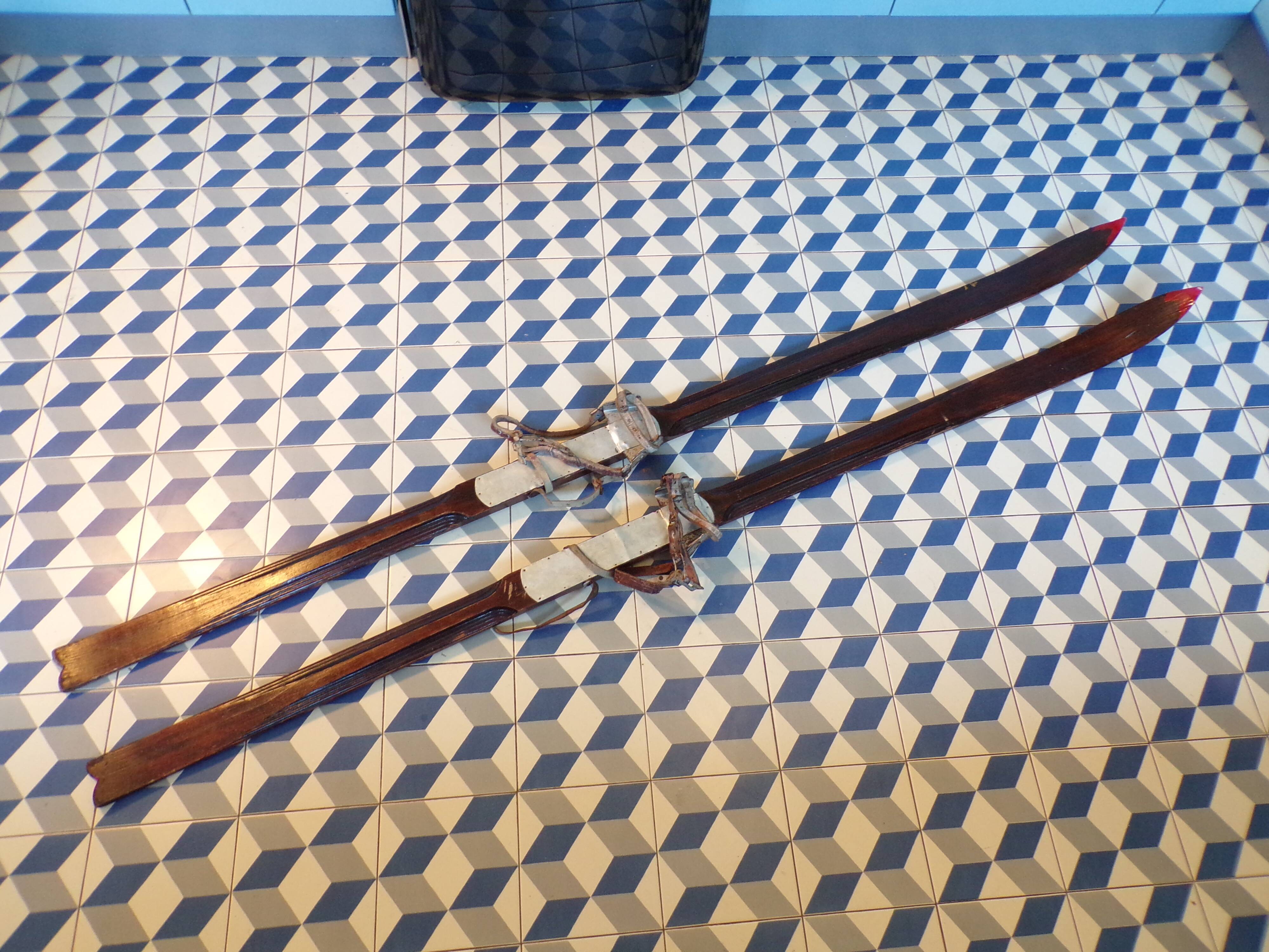 Paire de skis vintage en bois