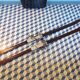 Paire de skis vintage en bois