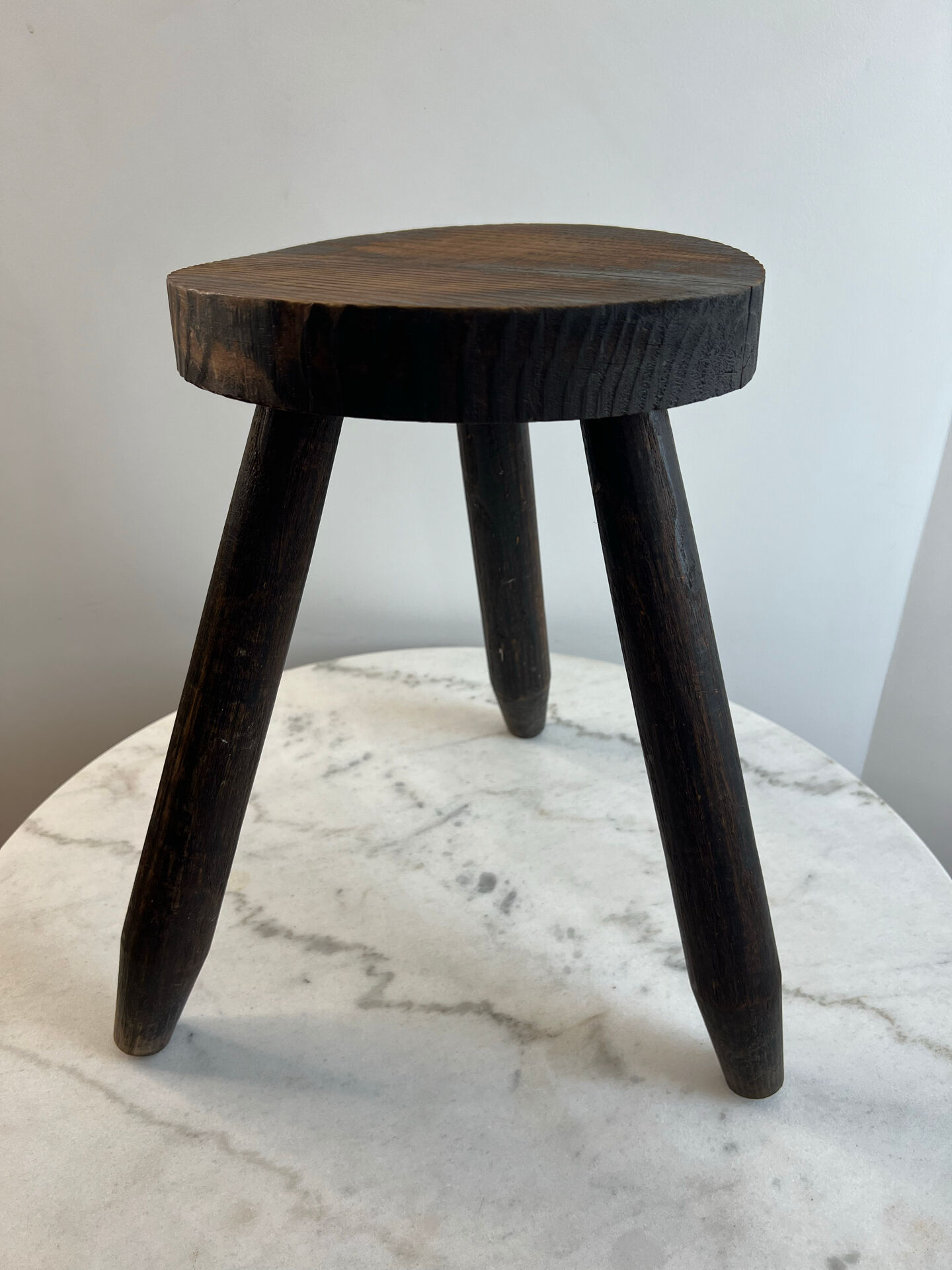 Tripod stool in solid wood — Charlotte Perriand spirit