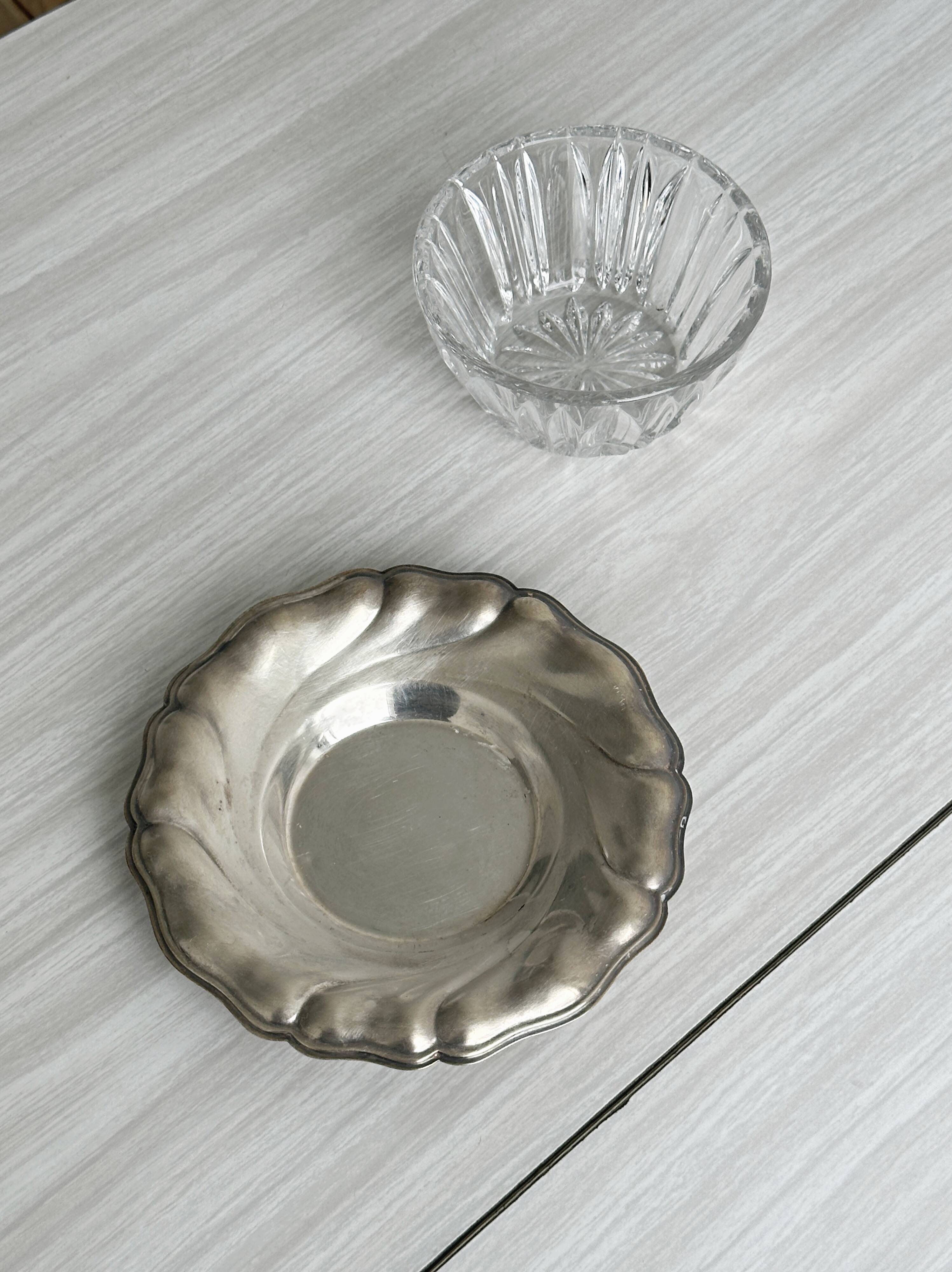 Beurrier en verre taillé et métal