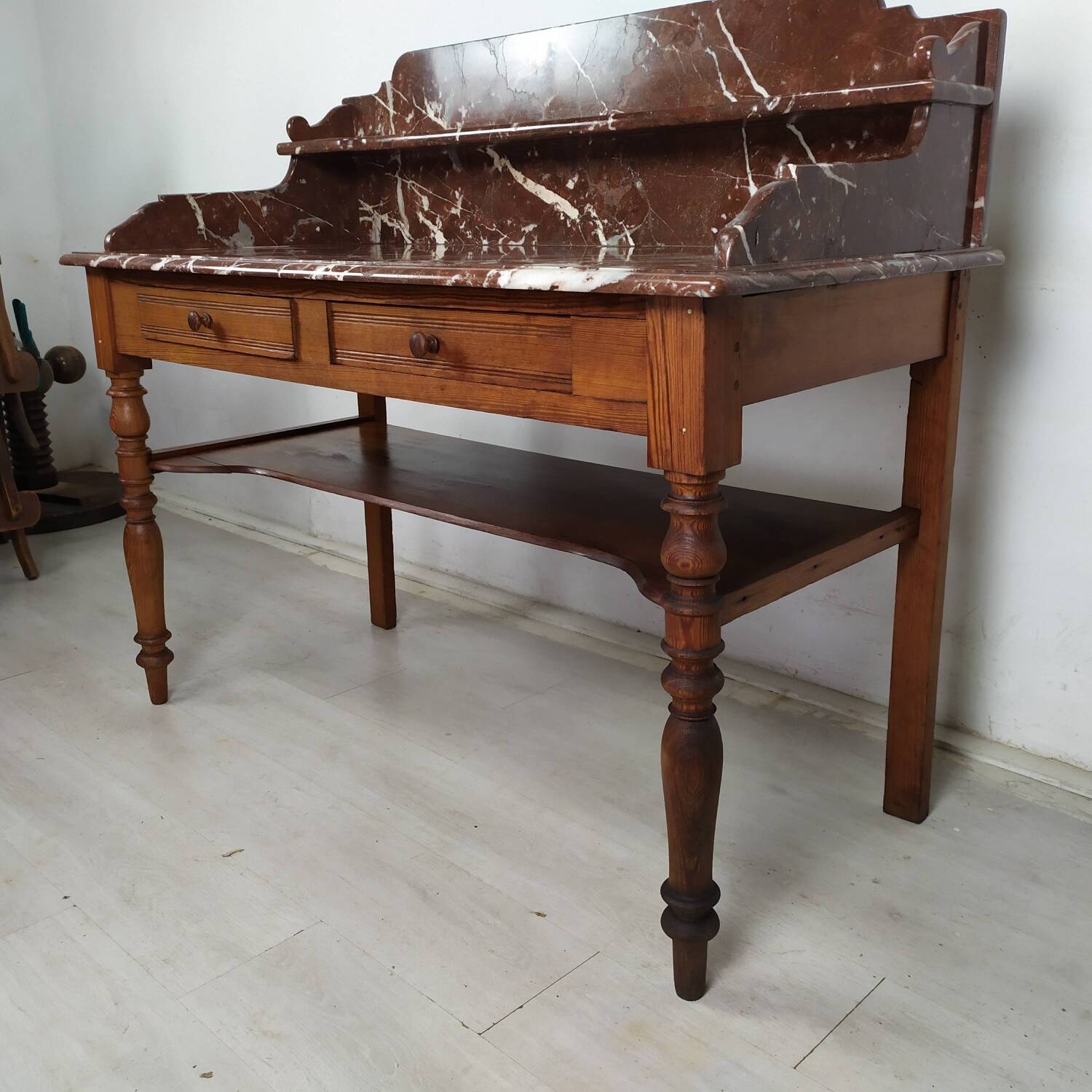 Burgundy marble dressing table